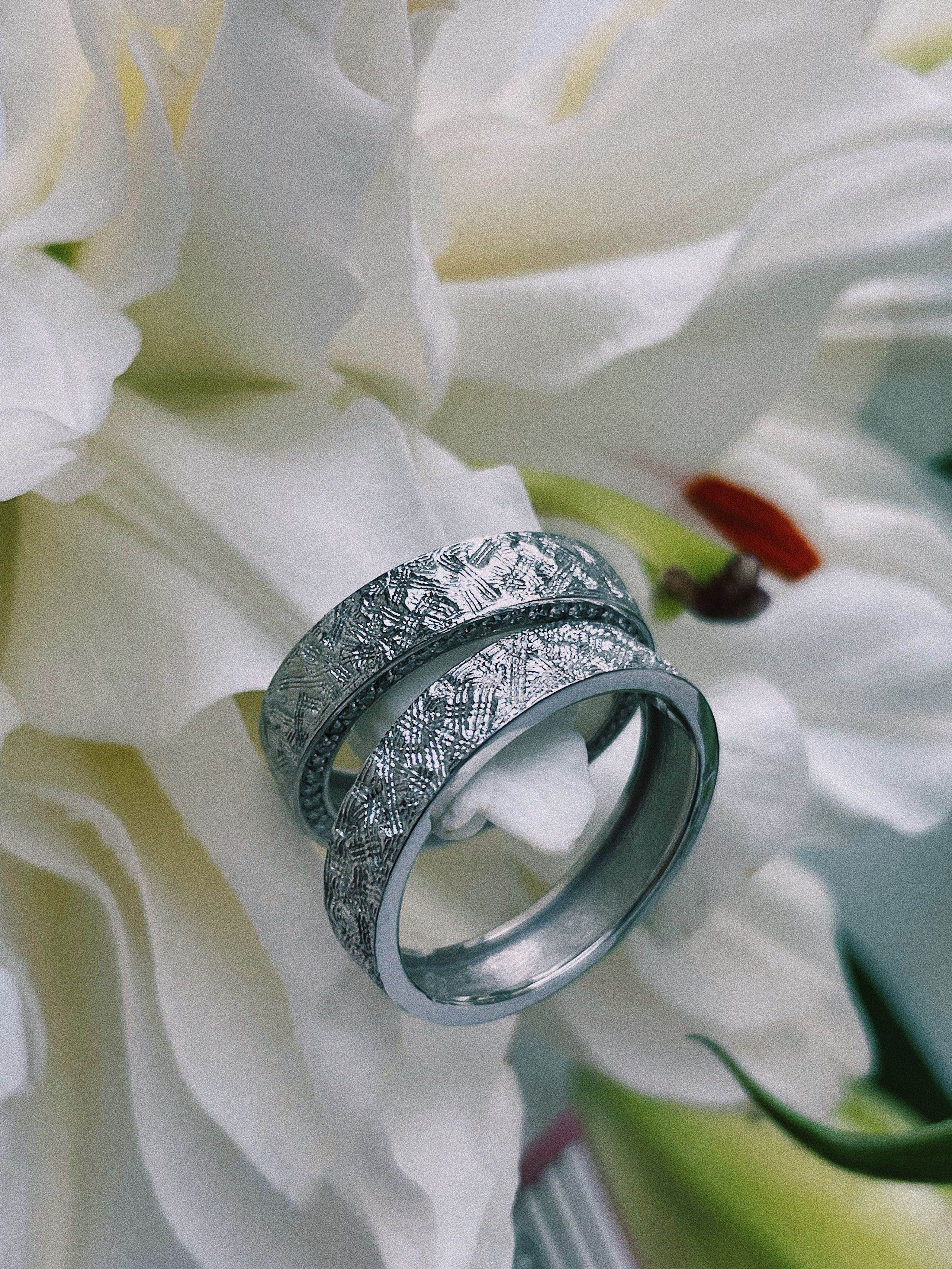 Переделанные обручальные кольца на годовщину свадьбы. Материал клиента. Белое  золото, фактура. Бриллианты. 