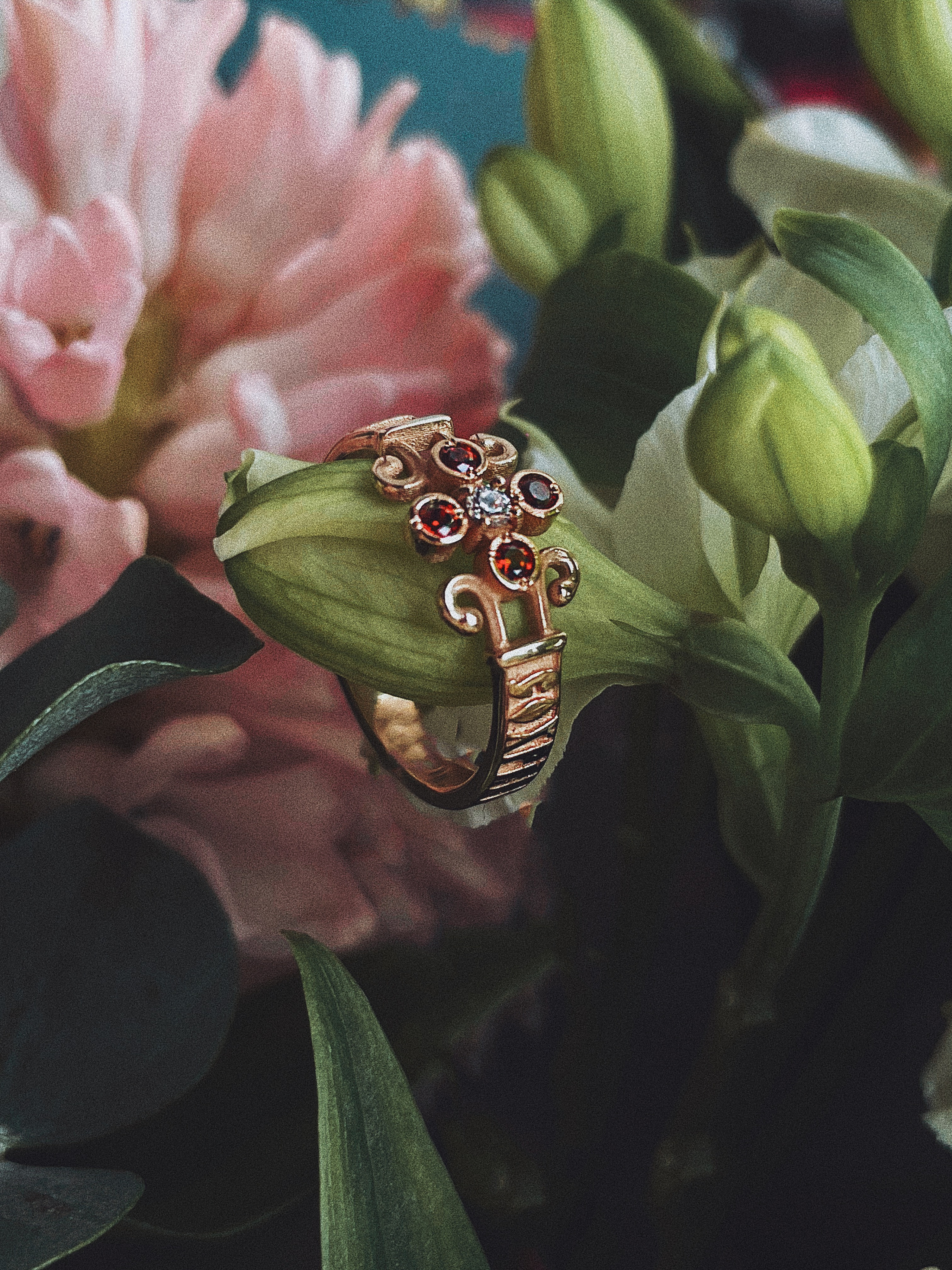 Кольцо "Спаси и Сохрани" из золота 585 пробы, корунд рубины. Металл клиента. 