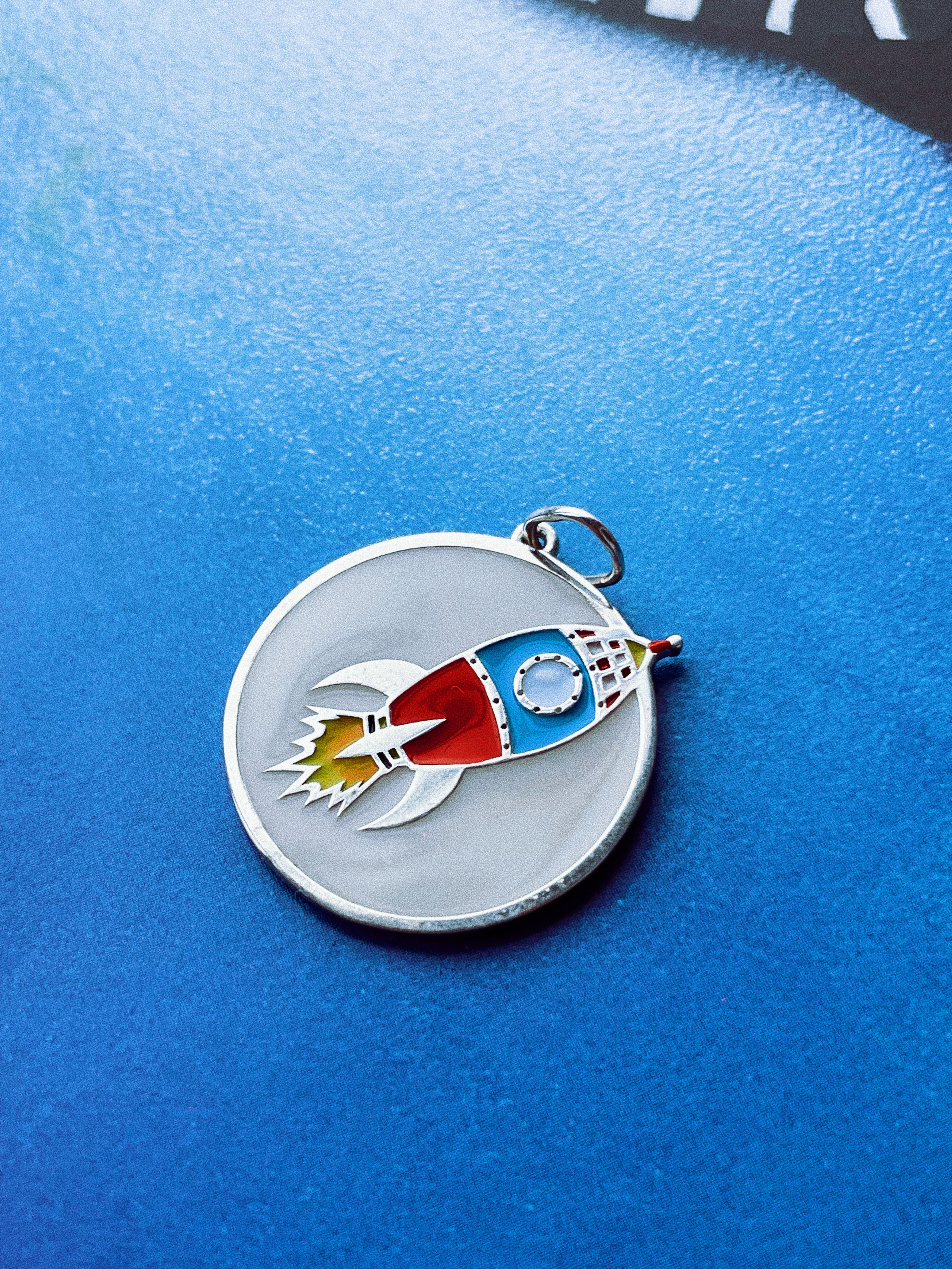 Подвеска из серебра 925 пробы с использованием техники холодная эмаль. 