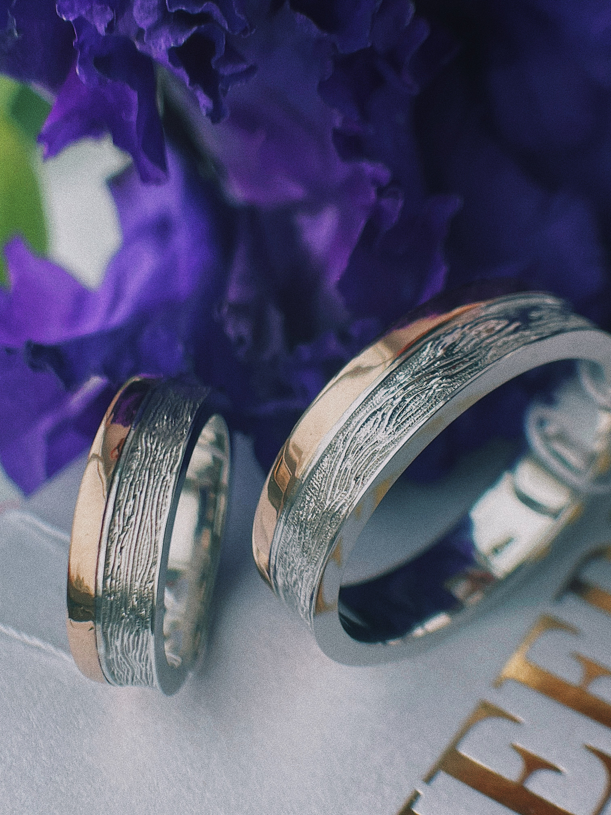 Обручальные кольца из белого и красного золота. Фактура. 