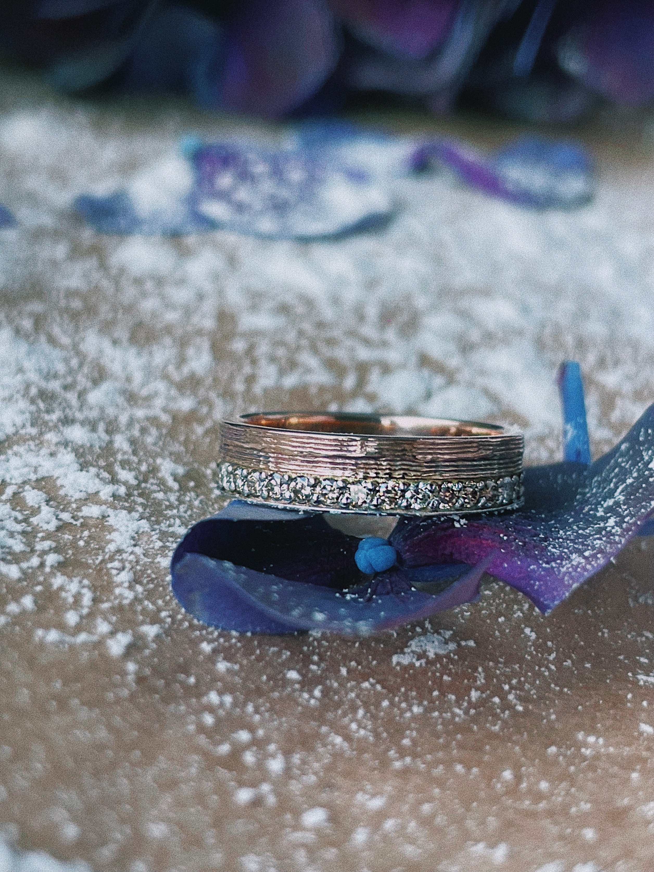 Переделанное женское обручальное кольцо из белого и красного золота. Металл клиента. 