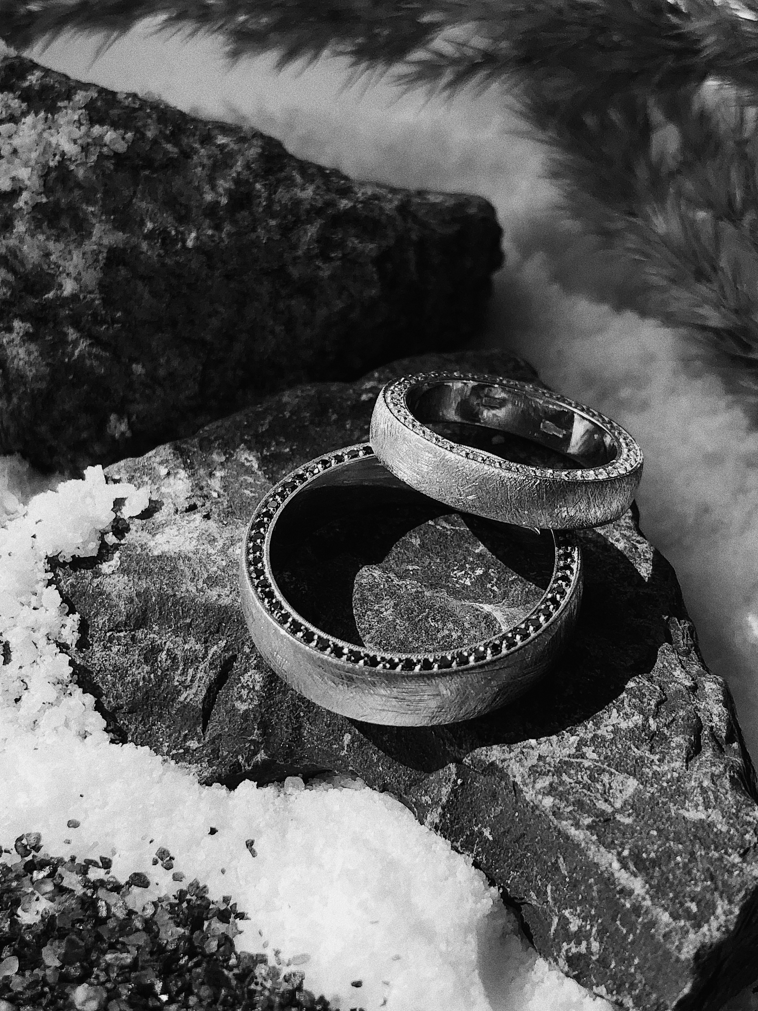 Обручальные кольца из красного и лимонного золота. Чёрные (116 штук) и Белые (94 штуки) бриллианты. 