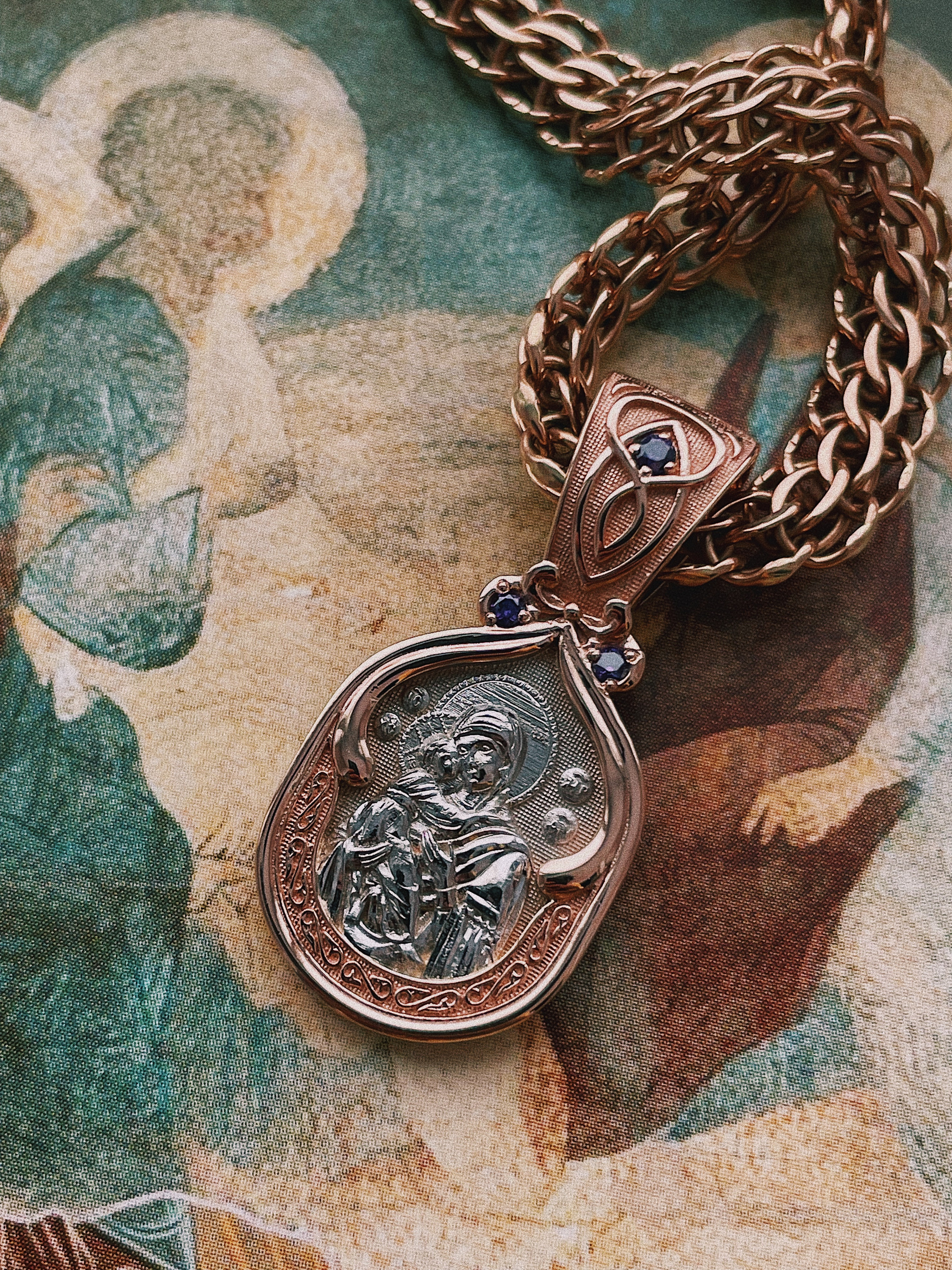 Подвеска с образом Божьей Матери из белого и красного золота. Аметисты.