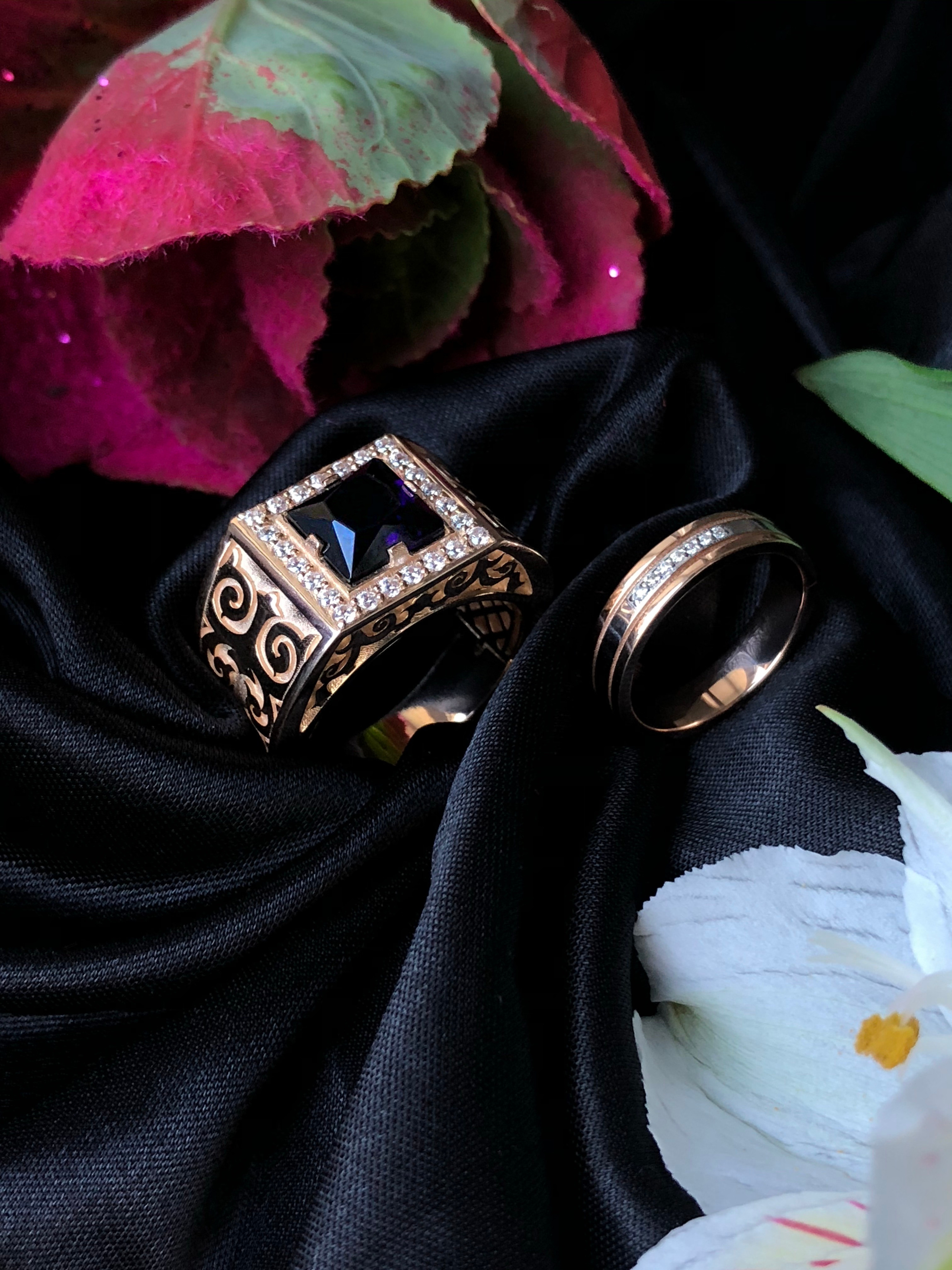 Обручальные кольца из красного и белого золота. Бриллианты. Сапфир. Металл клиента. 