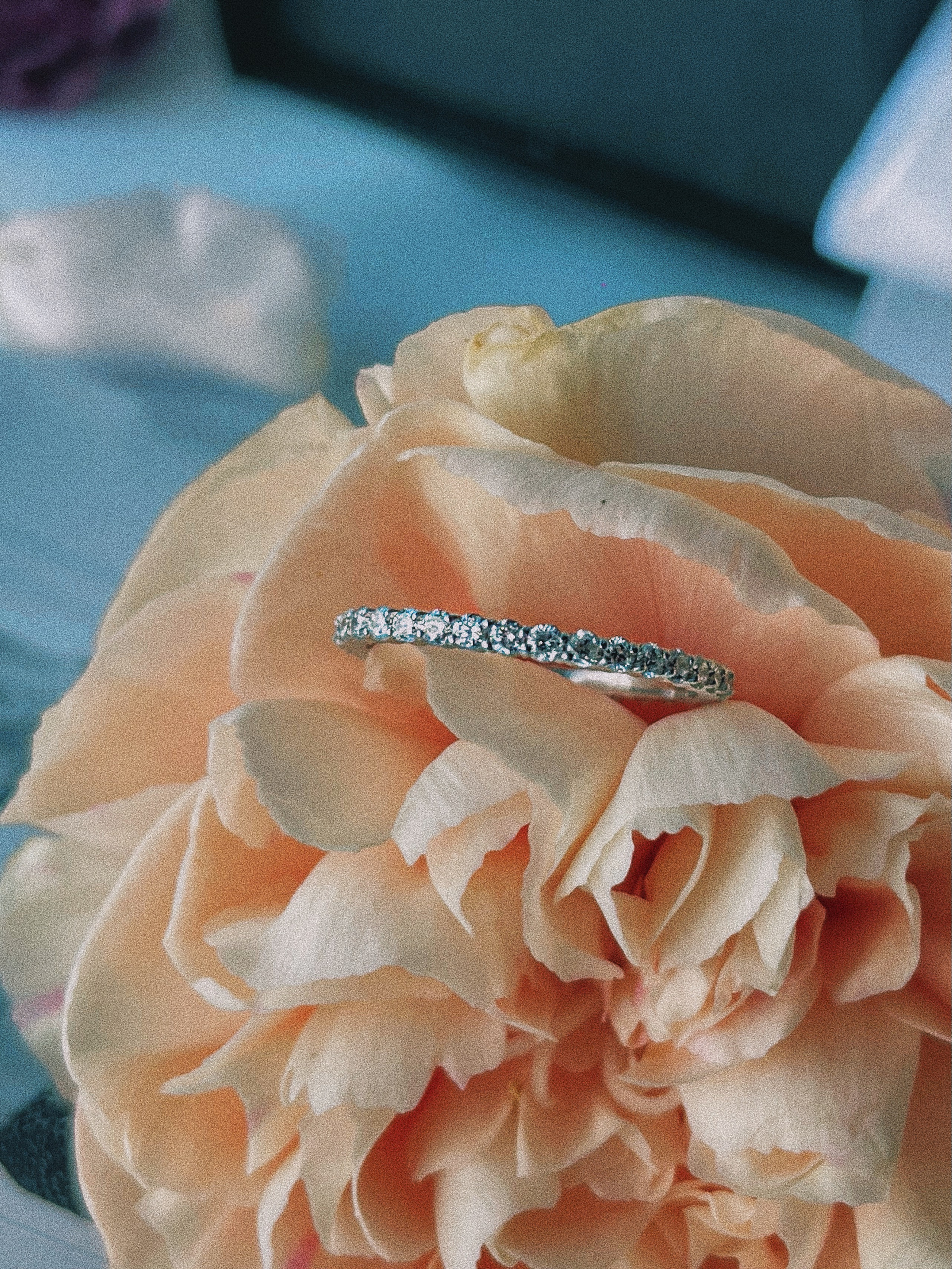 Обручальное кольцо из белого золота с бриллиантами (камни передавались по наследству от бабушки). Выполнено из металла клиента. 