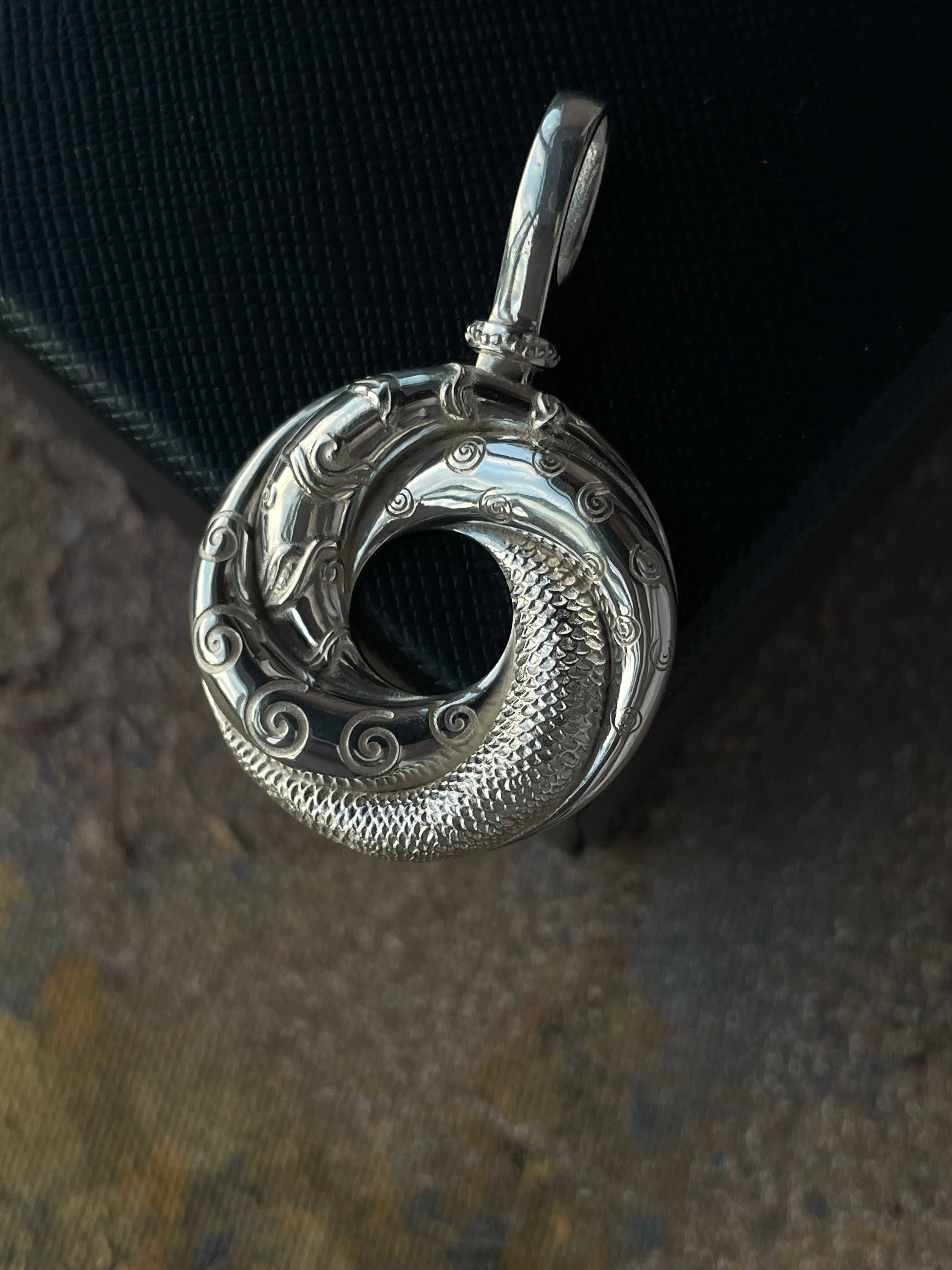 Подвеска из серебра 925 пробы, чернение. Подарок путешественнику от жены, мамы и дочки (4 стихии) с координатами дома.