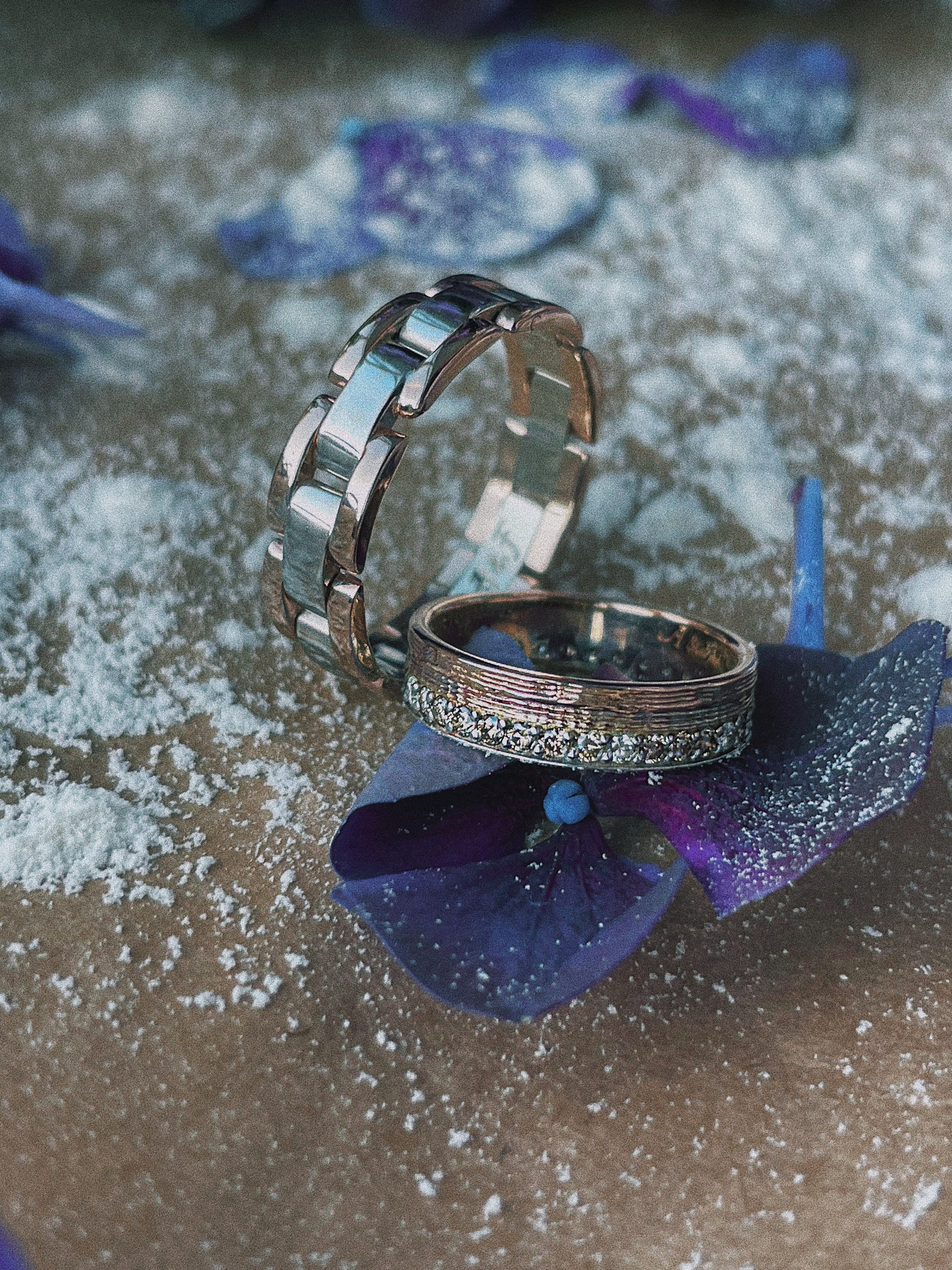 Переделанные обручальные кольца  из белого и красного золота на годовщину свадьбы. Материал клиента. Белое и красное золото, фактура. Бриллианты. 