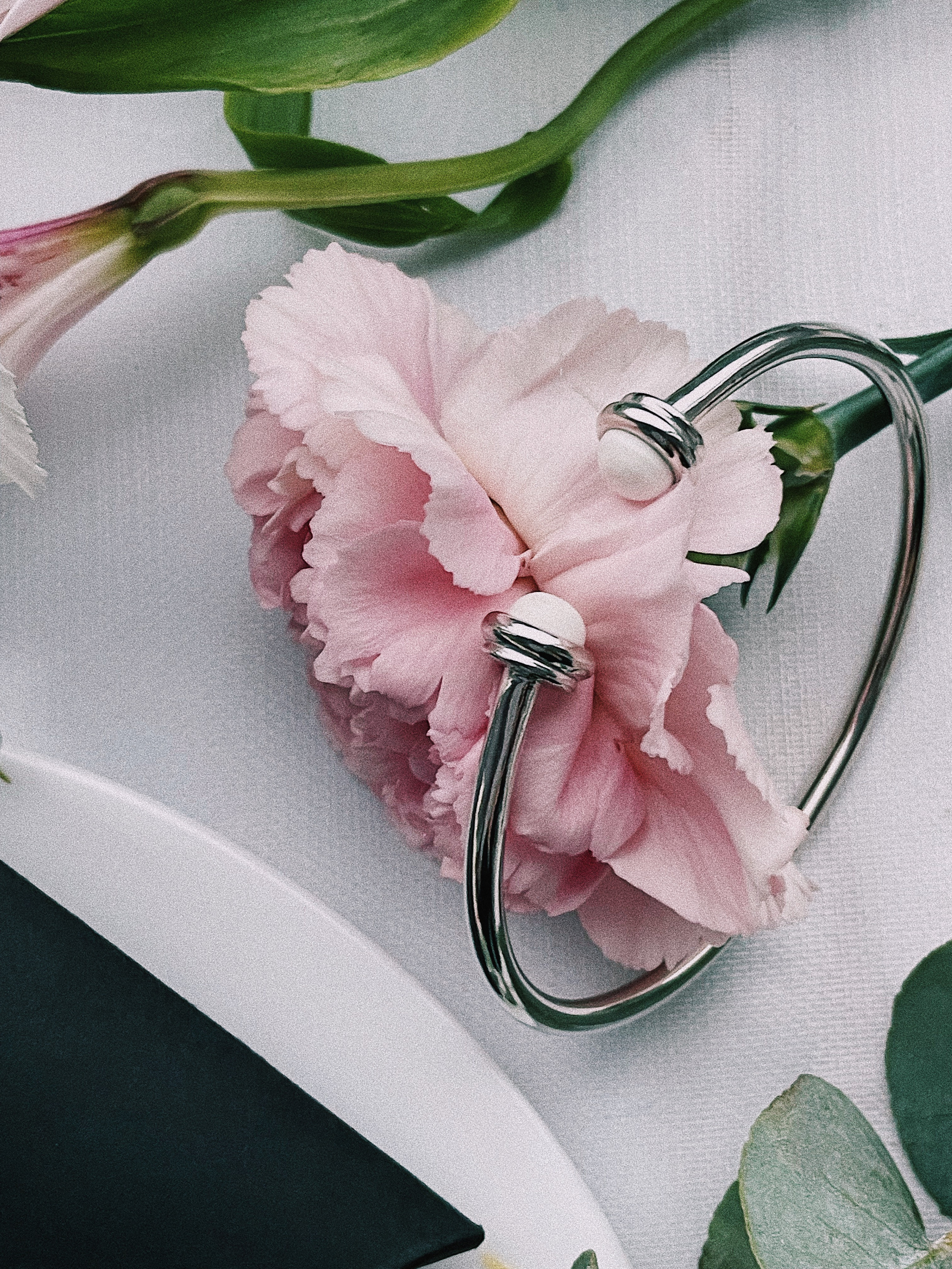 Браслет из серебра 925 пробы, белые опалы.