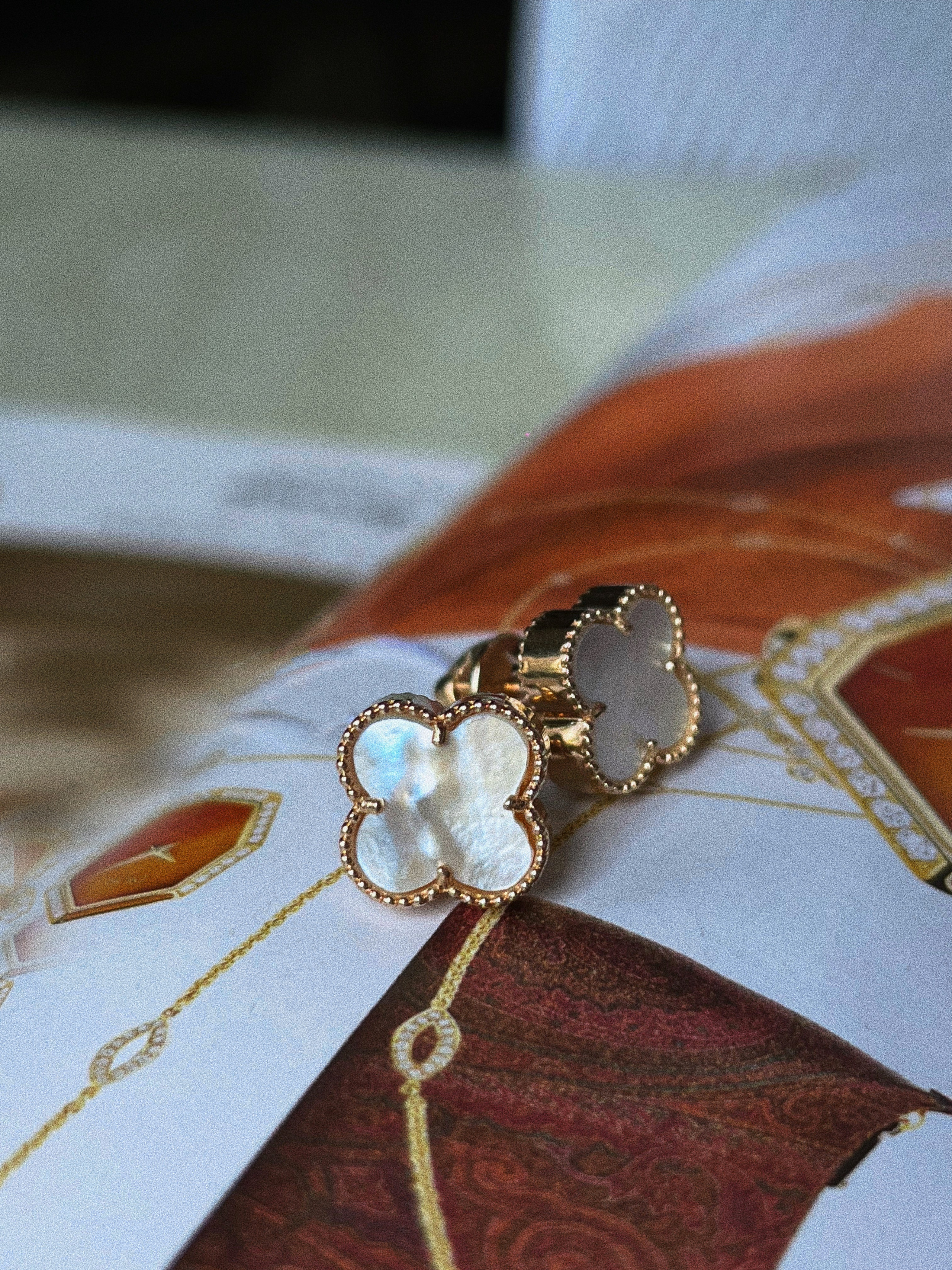 Серьги из золота 585 пробы, перламутр. Реплика фирмы Van Cleef. 