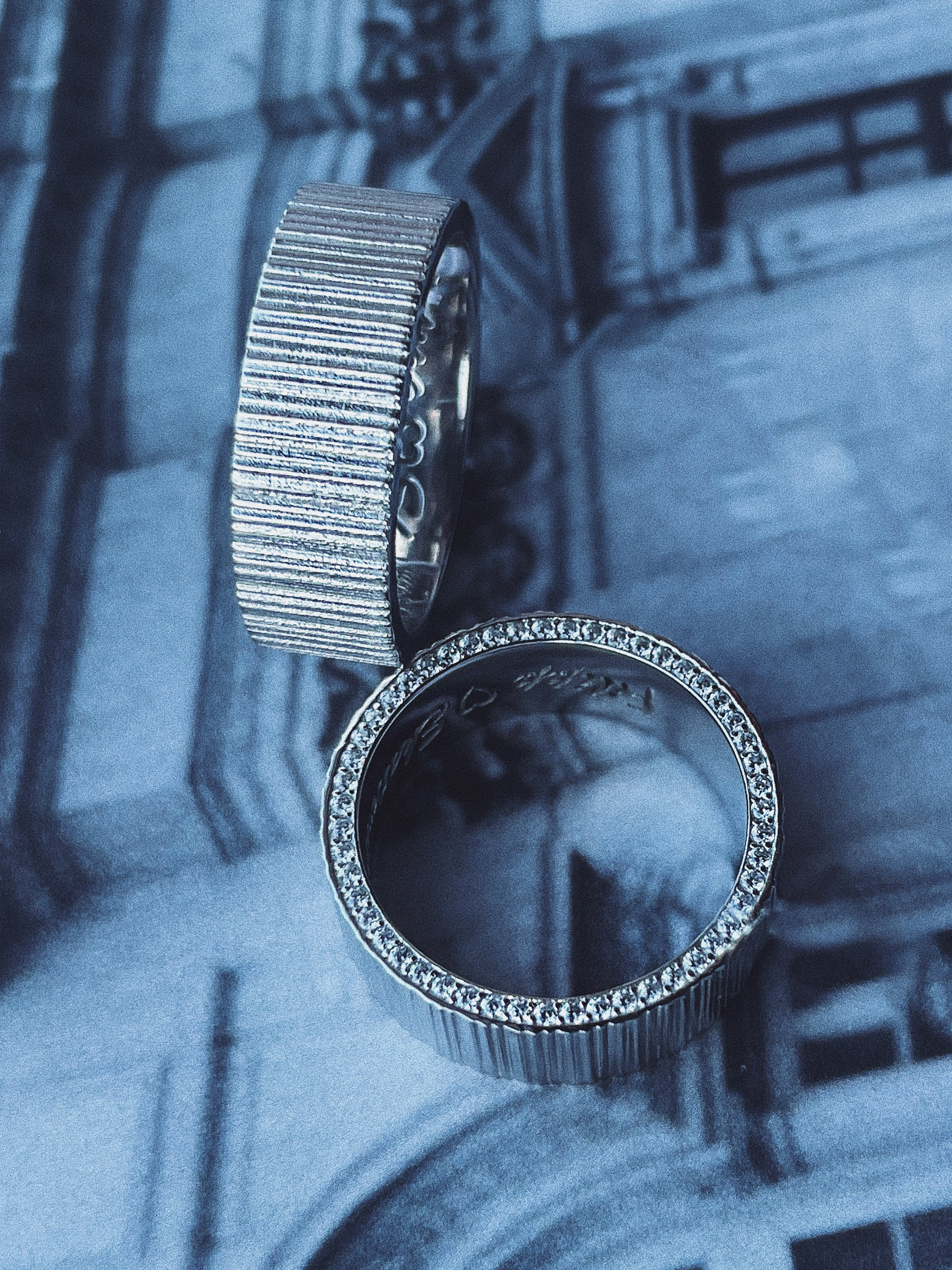 Обручальные кольца из белого золота. Фактура, гравировка. Металл клиента. С