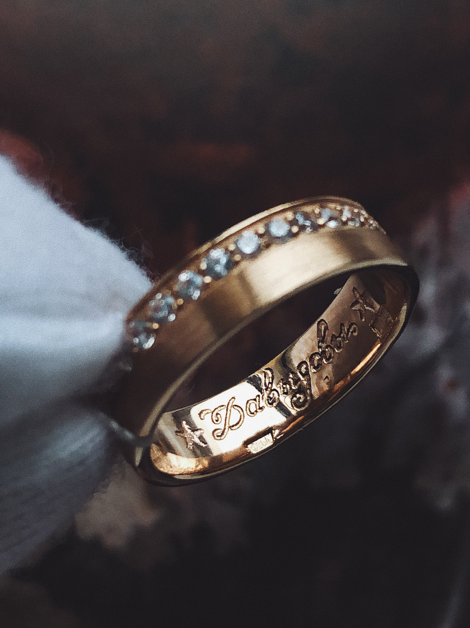 Переделанные обручальные кольца на годовщину свадьбы. Гравировка фамилии. Бриллианты. Материал клиента.