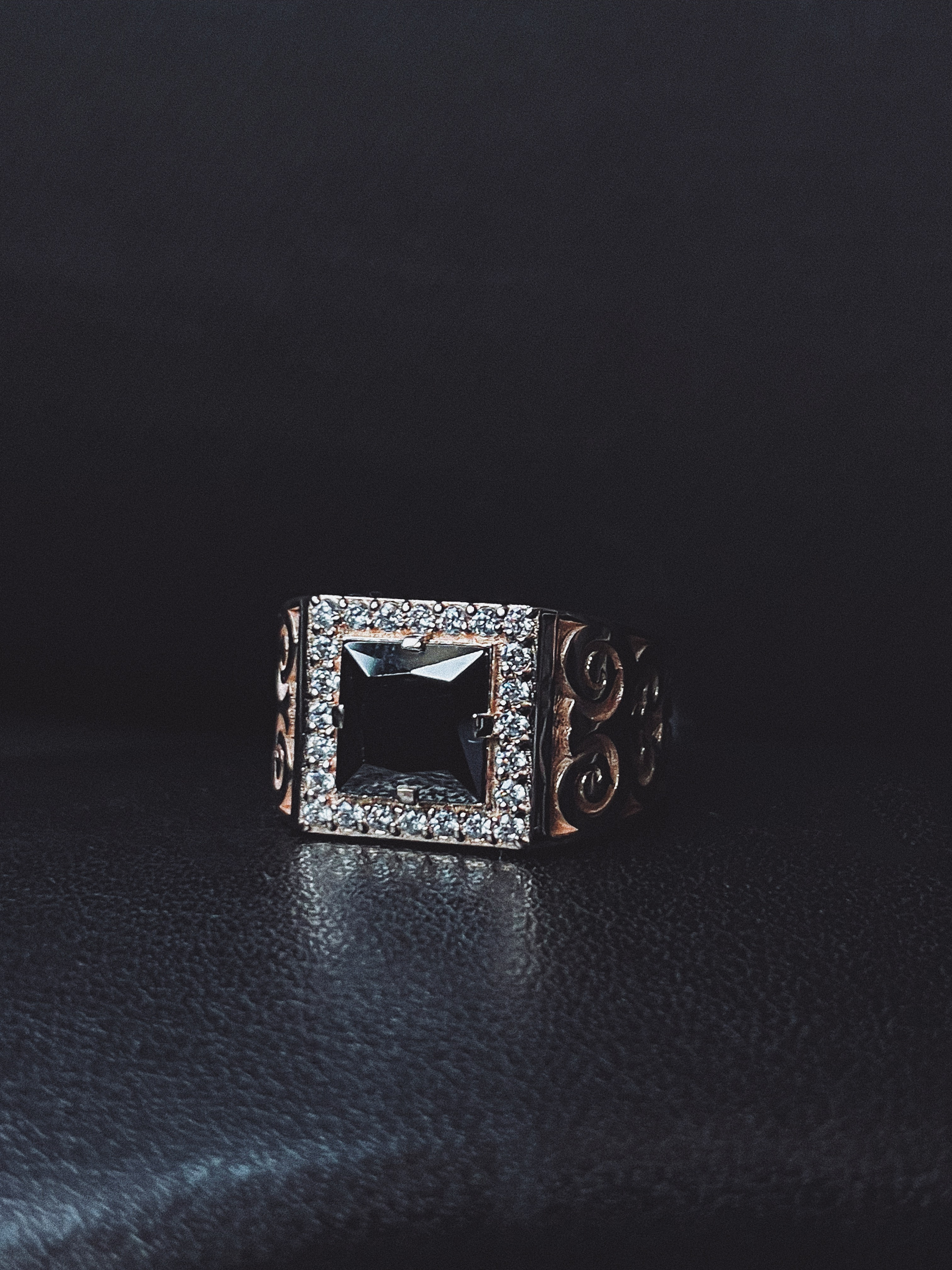 Печатка мужская из золота 585 пробы с черным агатом. Выполнена из металла клиента.  Стоимость подобного проекта - от 30.000 руб. (без учёта металла).