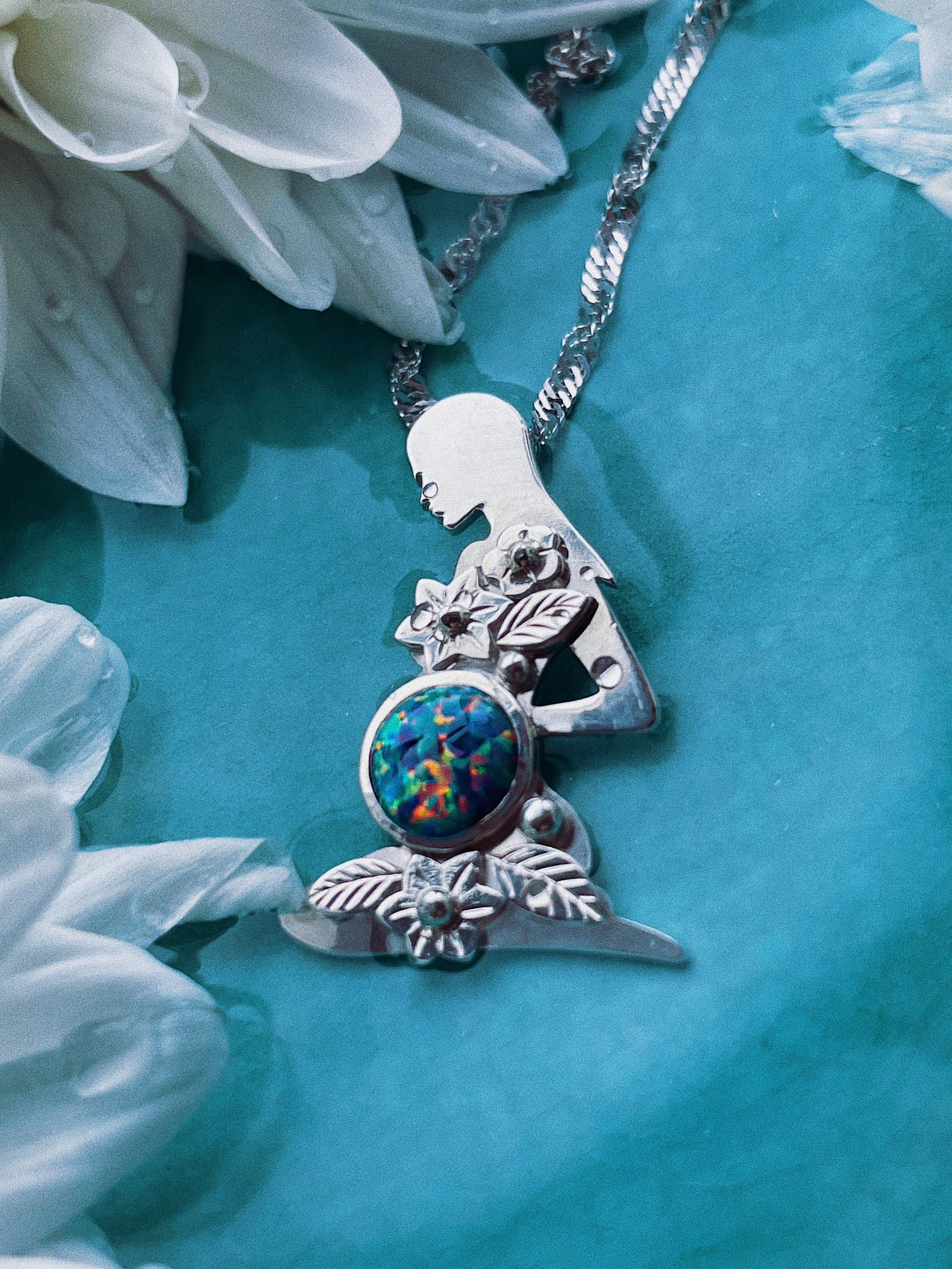 Подвеска из серебра 925 пробы с опалом в подарок на рождение дочери.