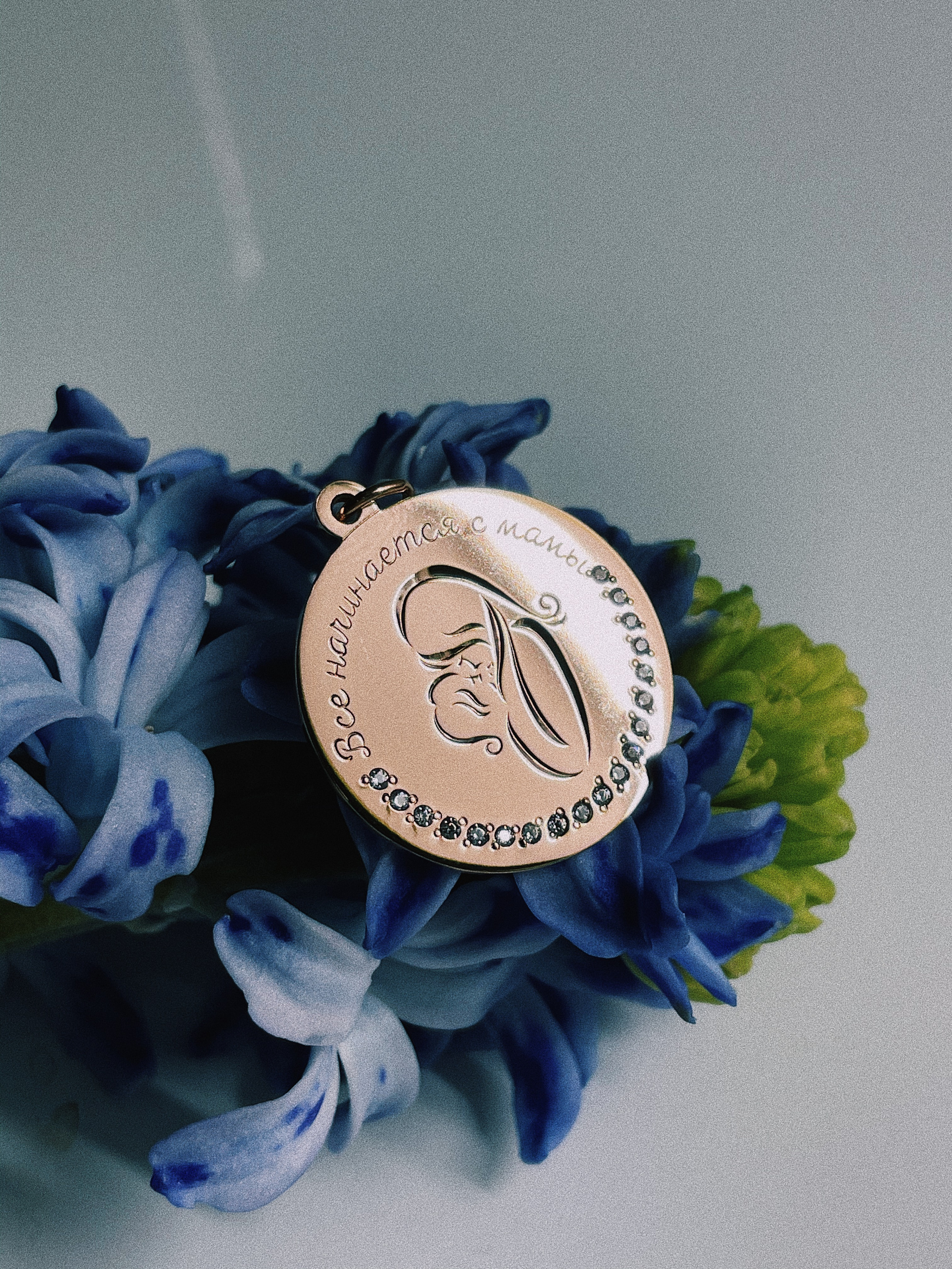 Подвеска из серебра "Всё начинается с мамы". Серебро 925, золочение. Фианиты, гравировка. 