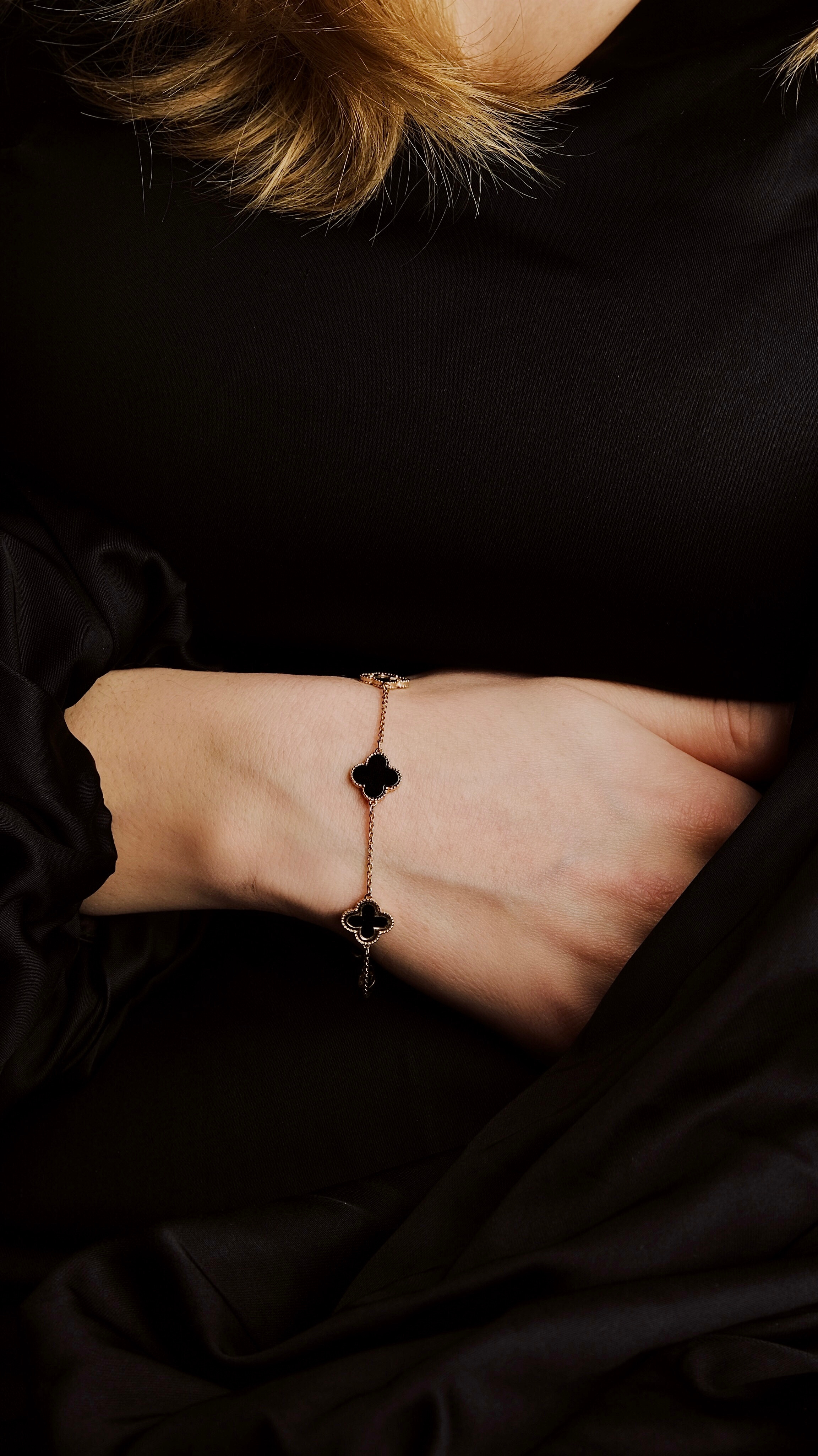 Браслет из золота 585 пробы с черными агатами. Металл клиента. Реплика фирмы Van Cleef. 