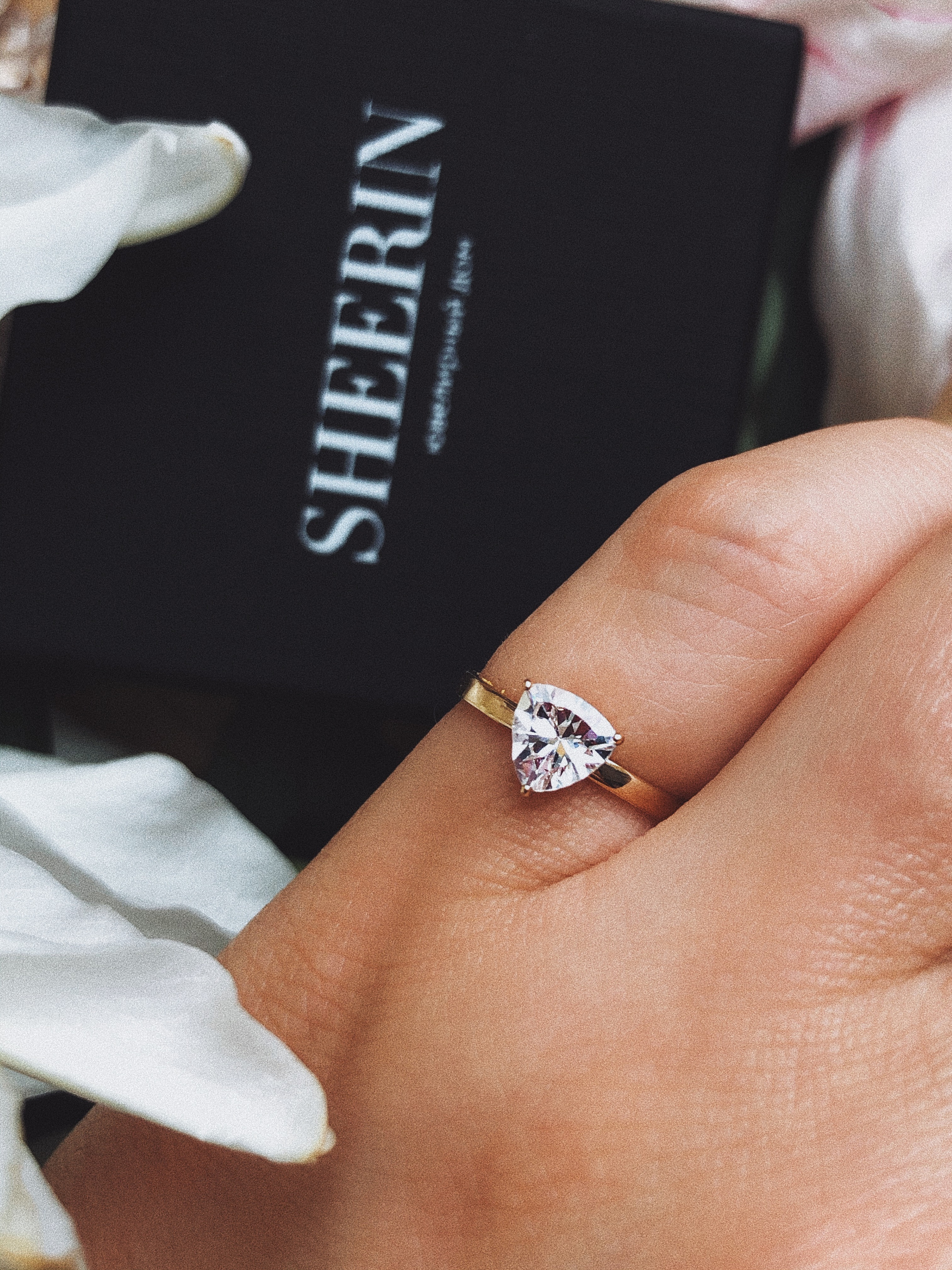 Помолвочное кольцо с хрусталём. 