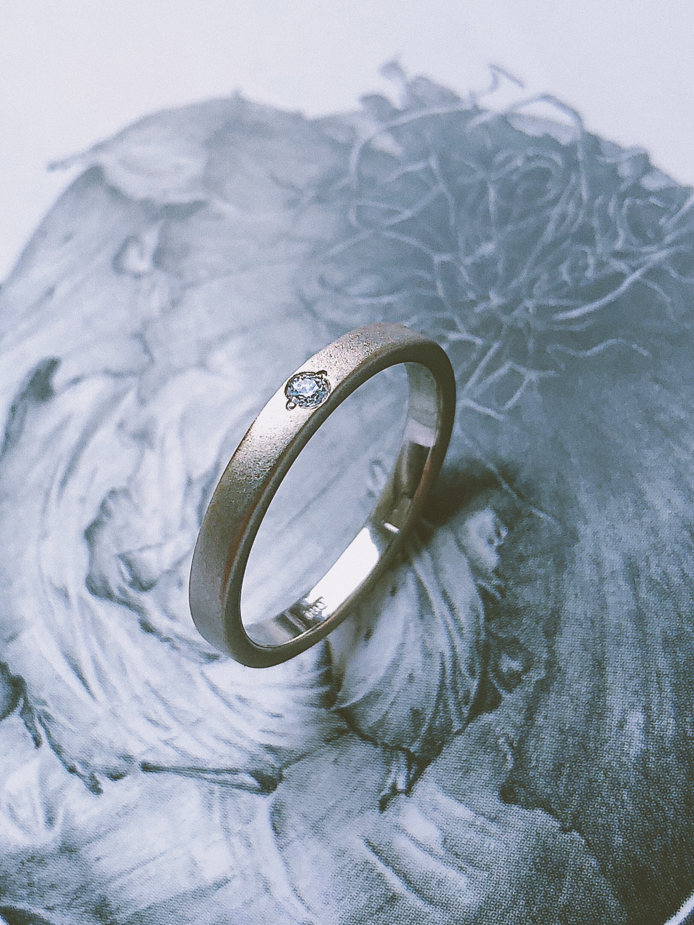 Помолвочное кольцо из белого золота с бриллиантом.