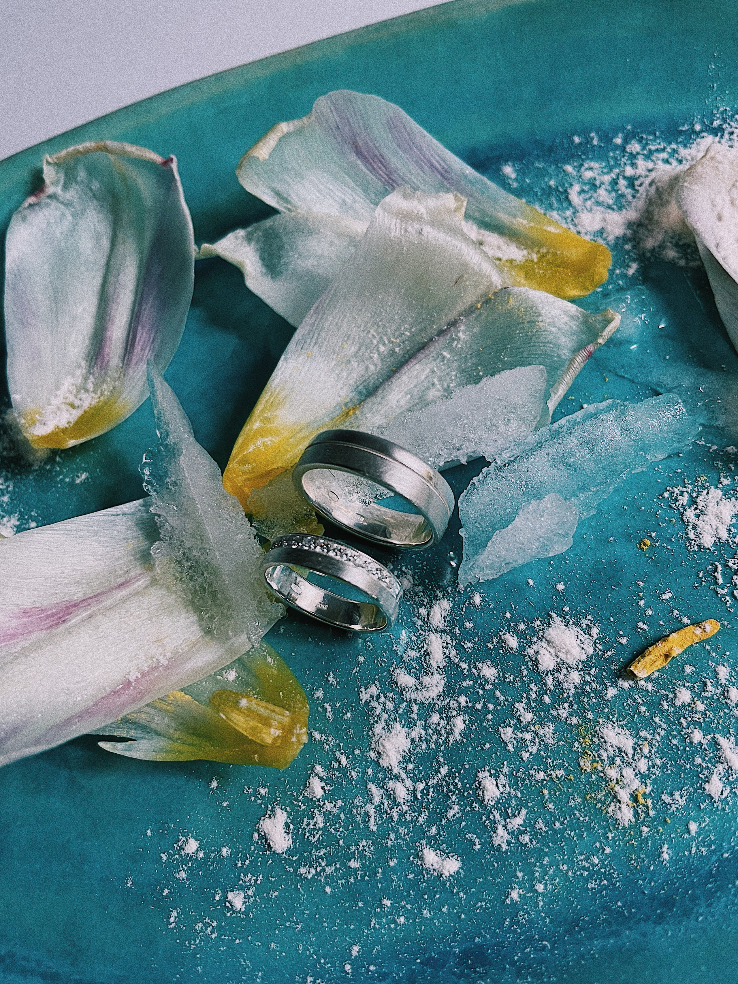 Серебряные обручальные кольца с фактурой.