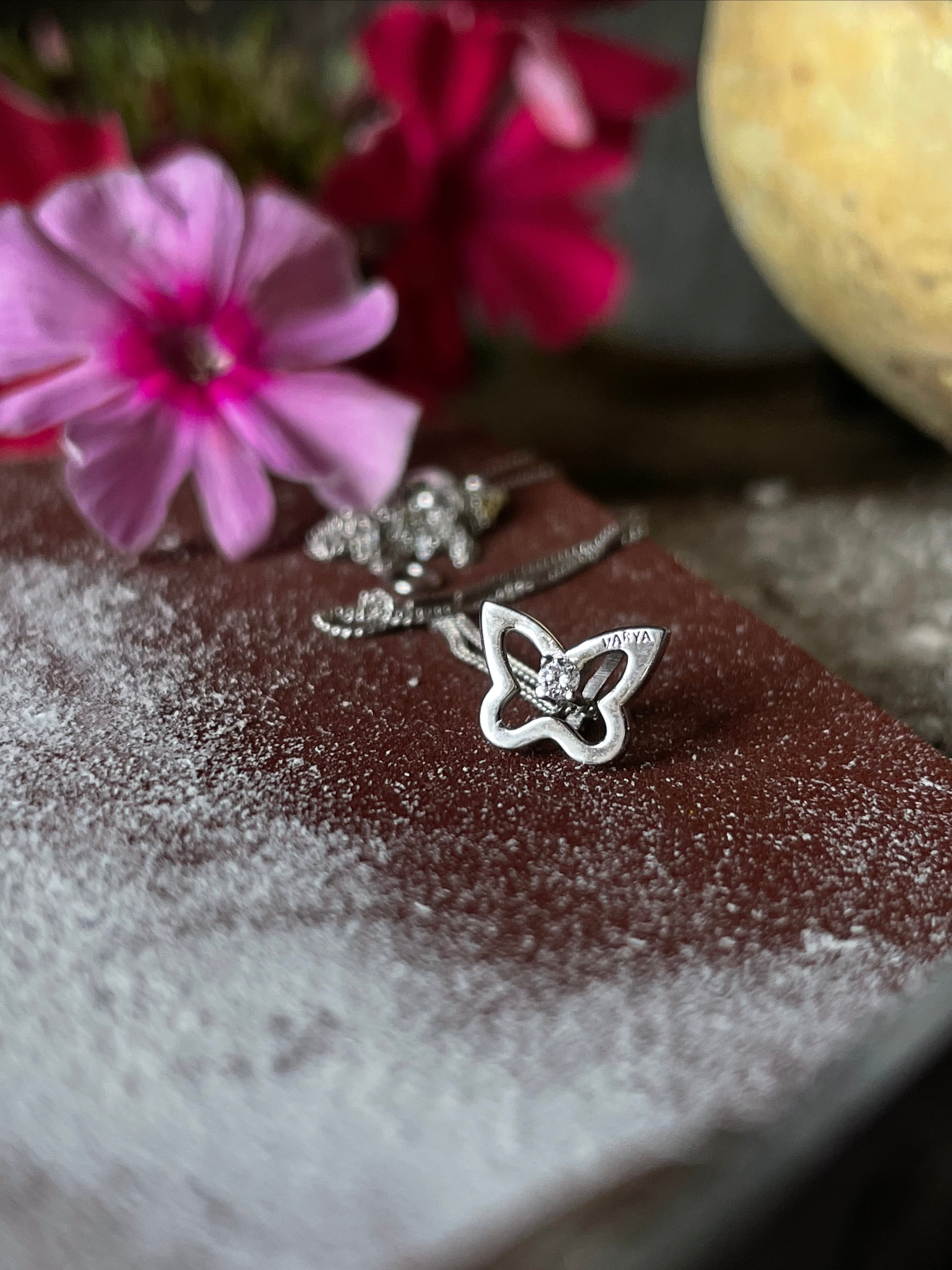 Цепочка и подвеска из белого золота VARYA. Бриллиант. Подарок от прадедушки на рождение внучки. 