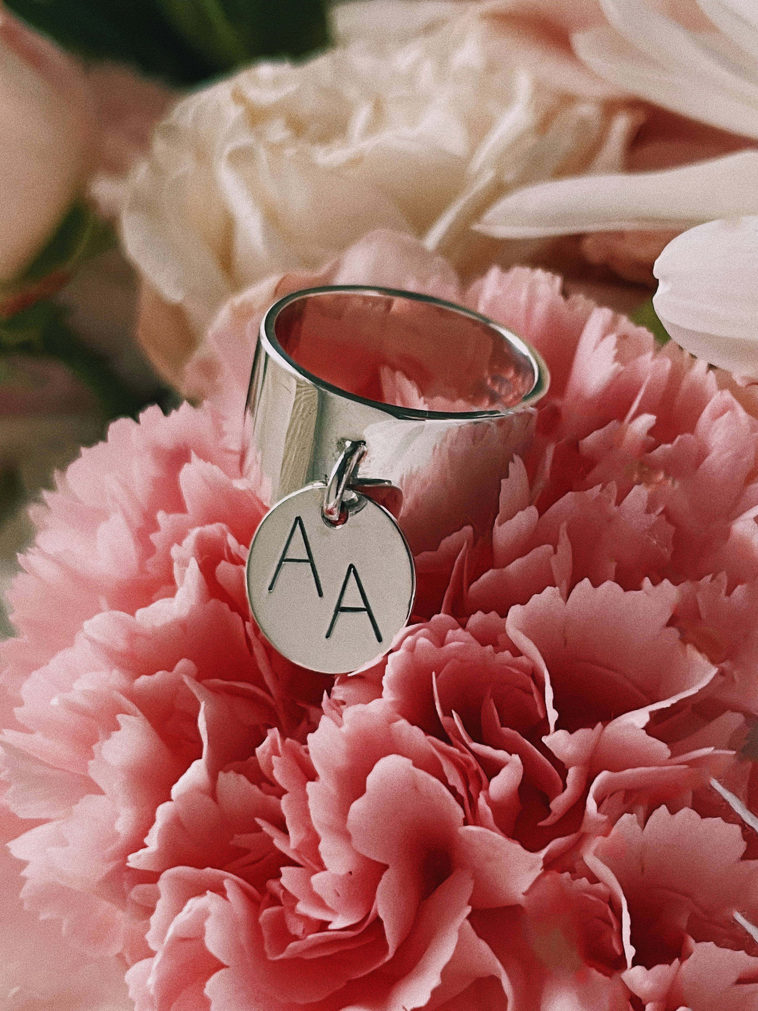 Кольцо из серебра 925 пробы с инициалами пары. Чернение.