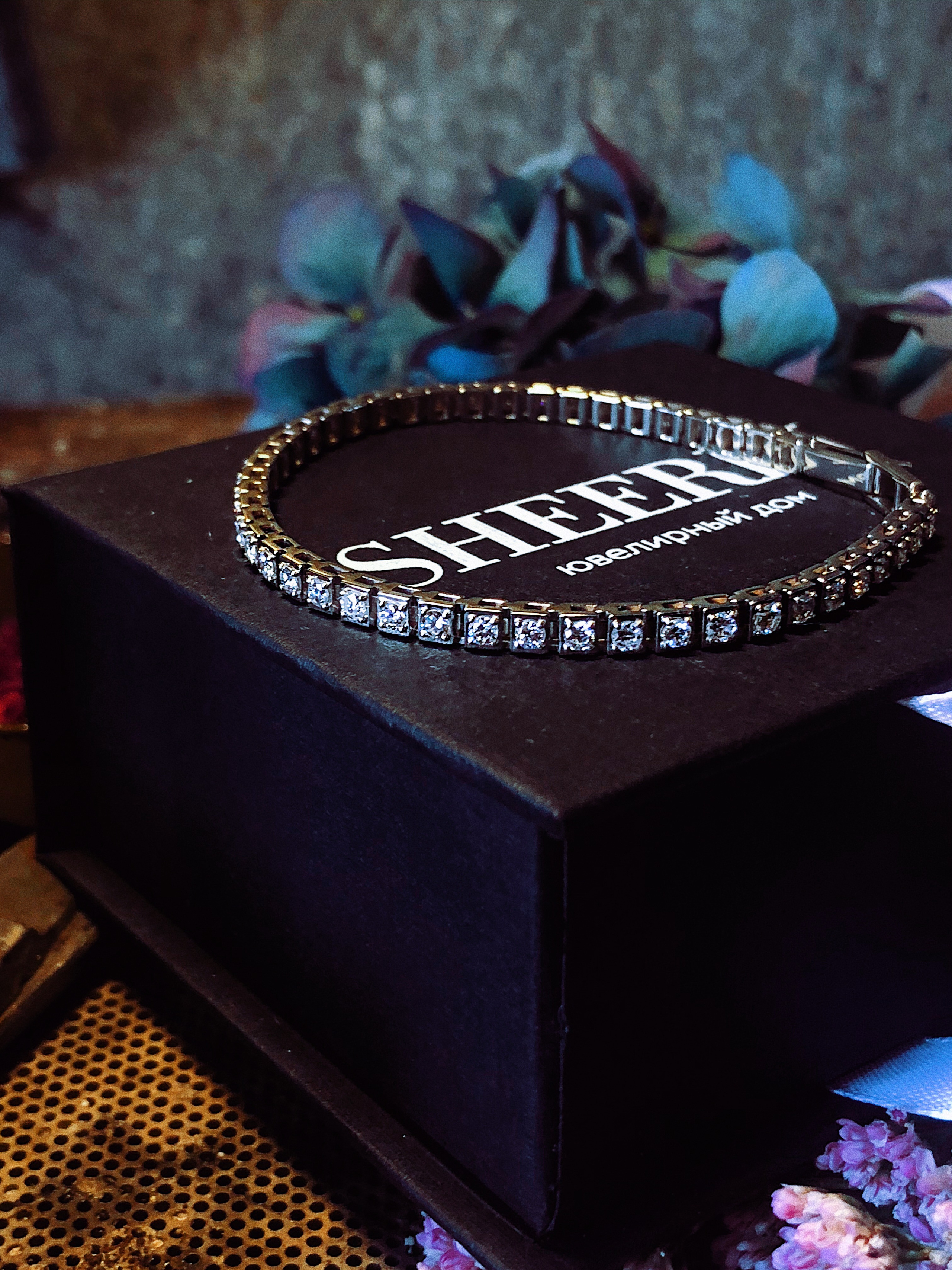 Браслет из белого золота с бриллиантами. 