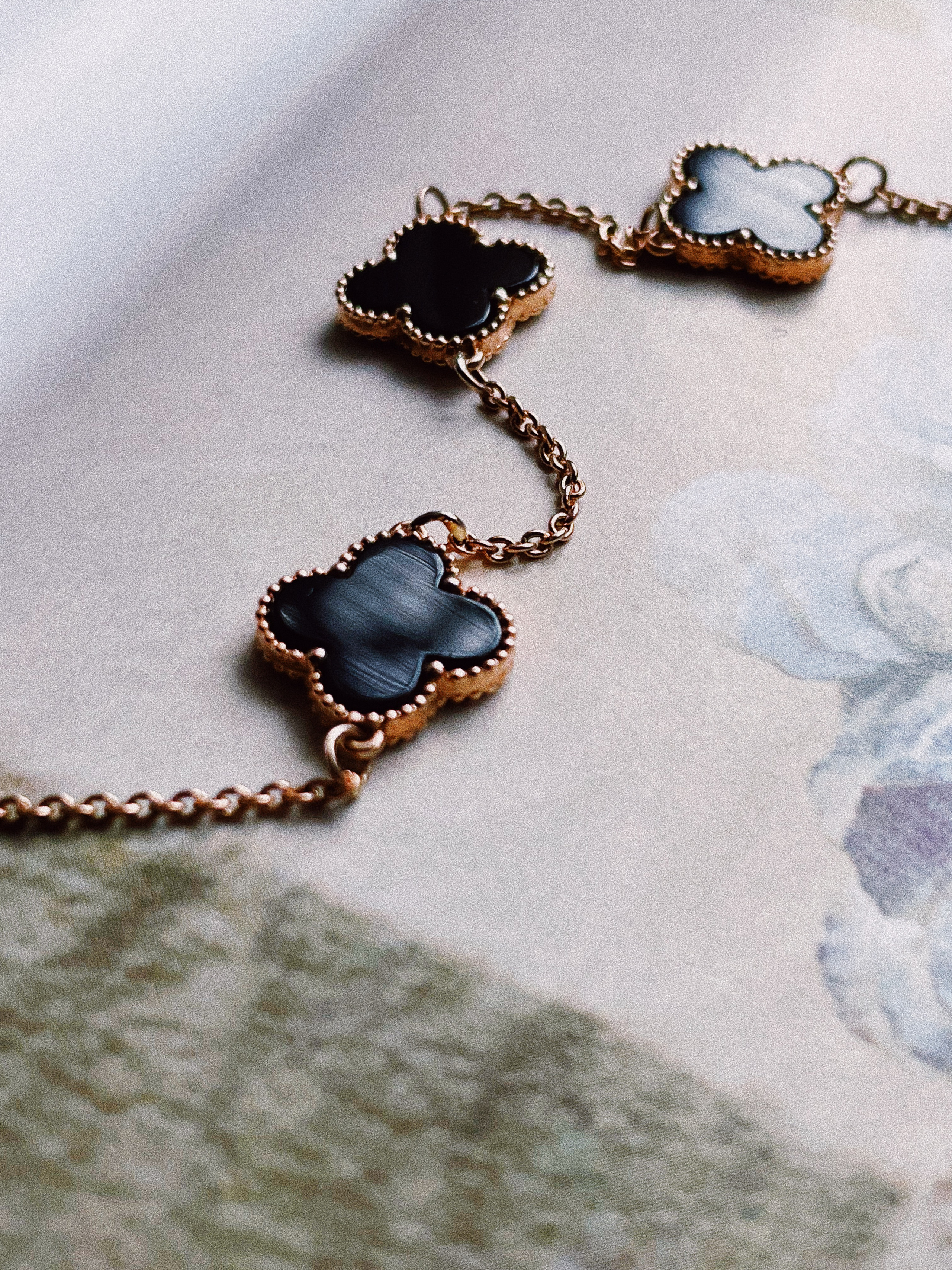 Браслет из золота 585 пробы с черными агатами. Металл клиента. Реплика фирмы Van Cleef.  