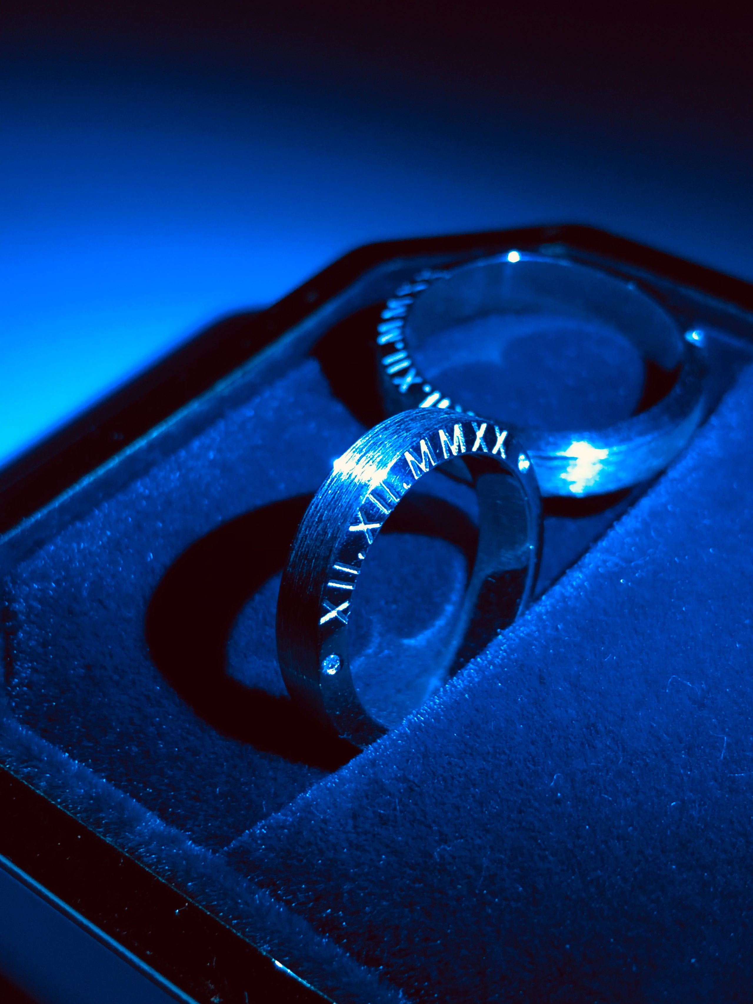 Обручальные кольца из белого золота. Фактура, гравировка. Бриллианты. 