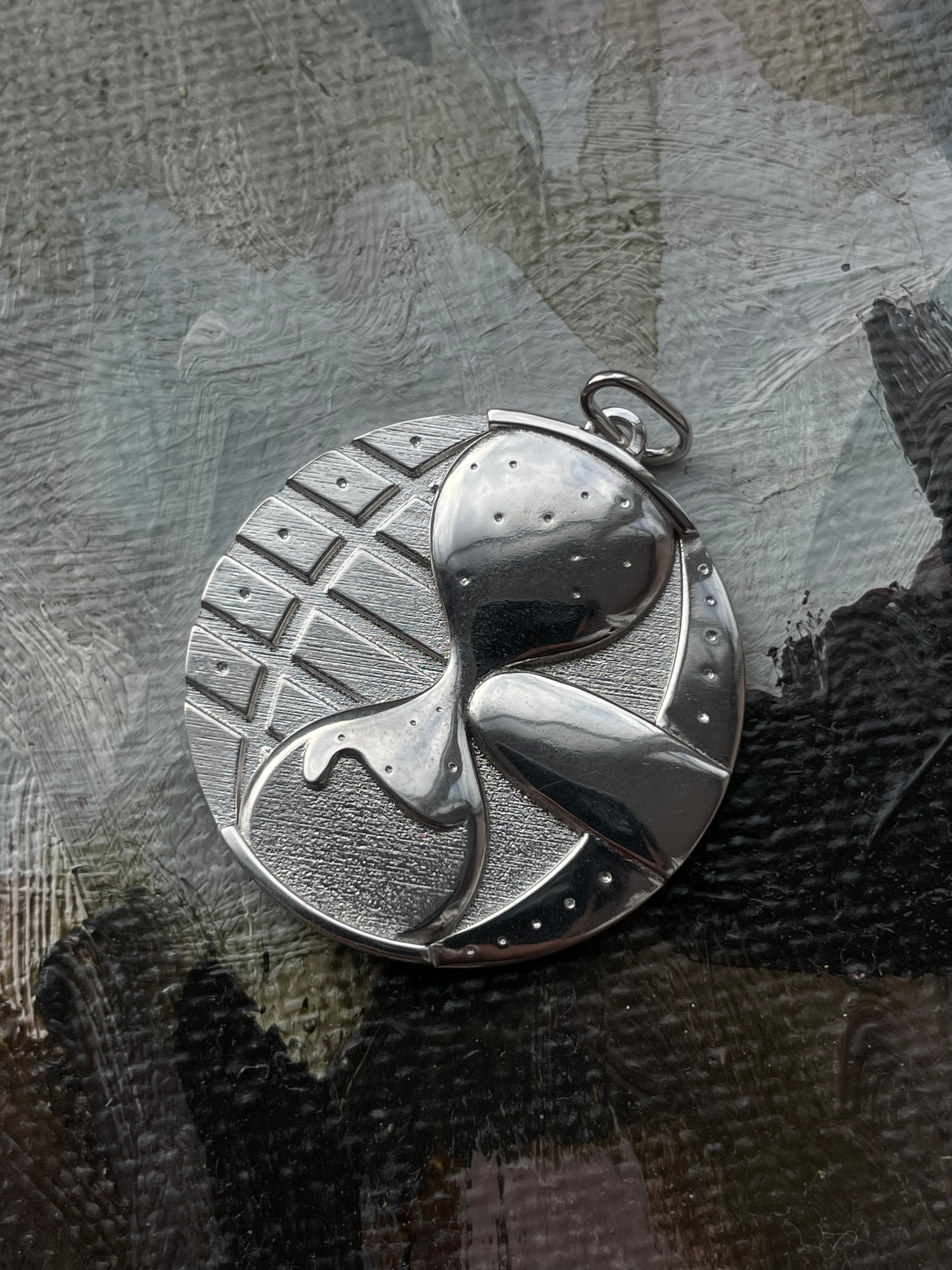 Подвеска из серебра 925 пробы. Заключает в себе несколько смысловых значений для именинника. 