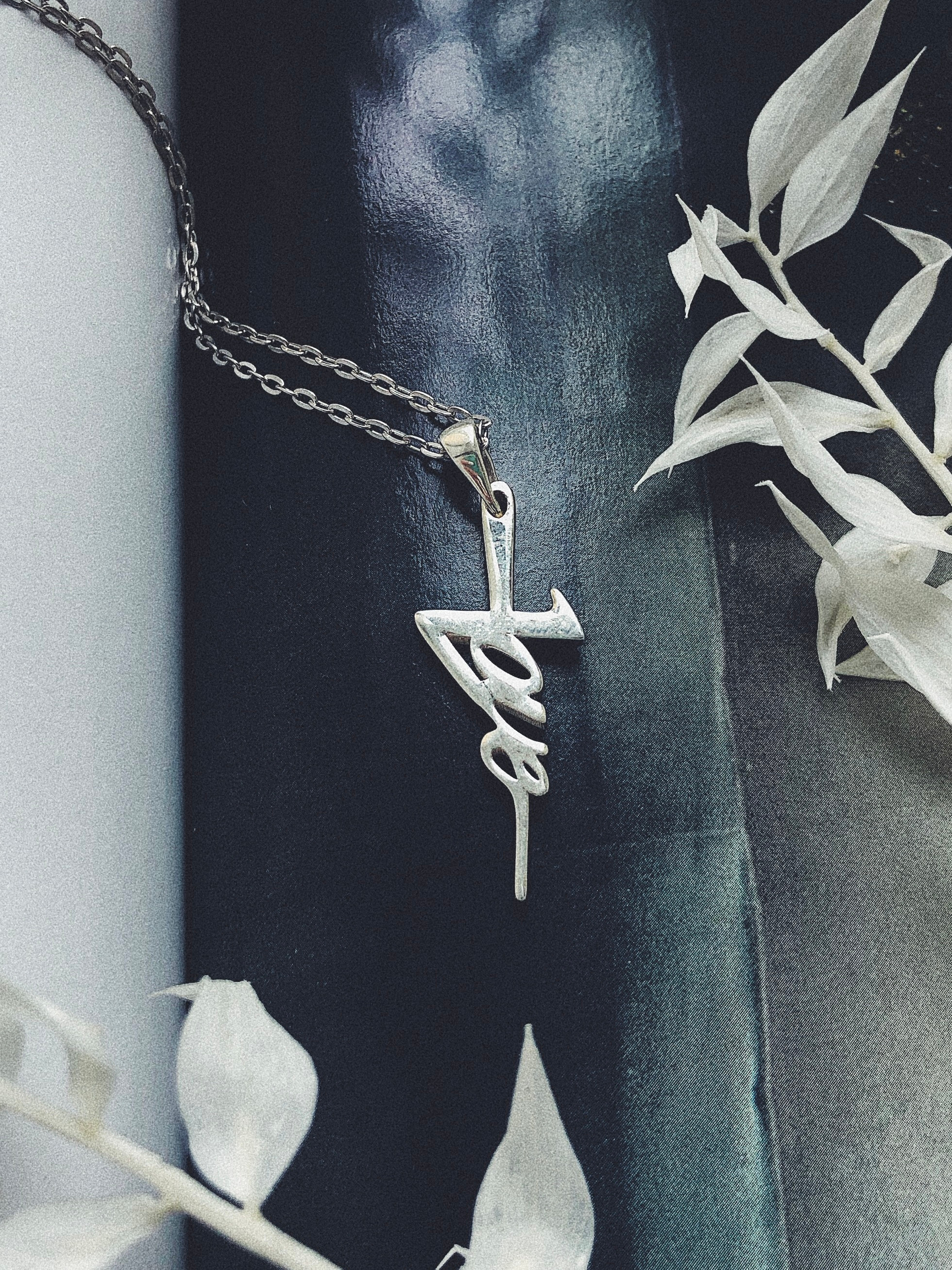 Крест "LOVE" из серебра 925 пробы, родирование.