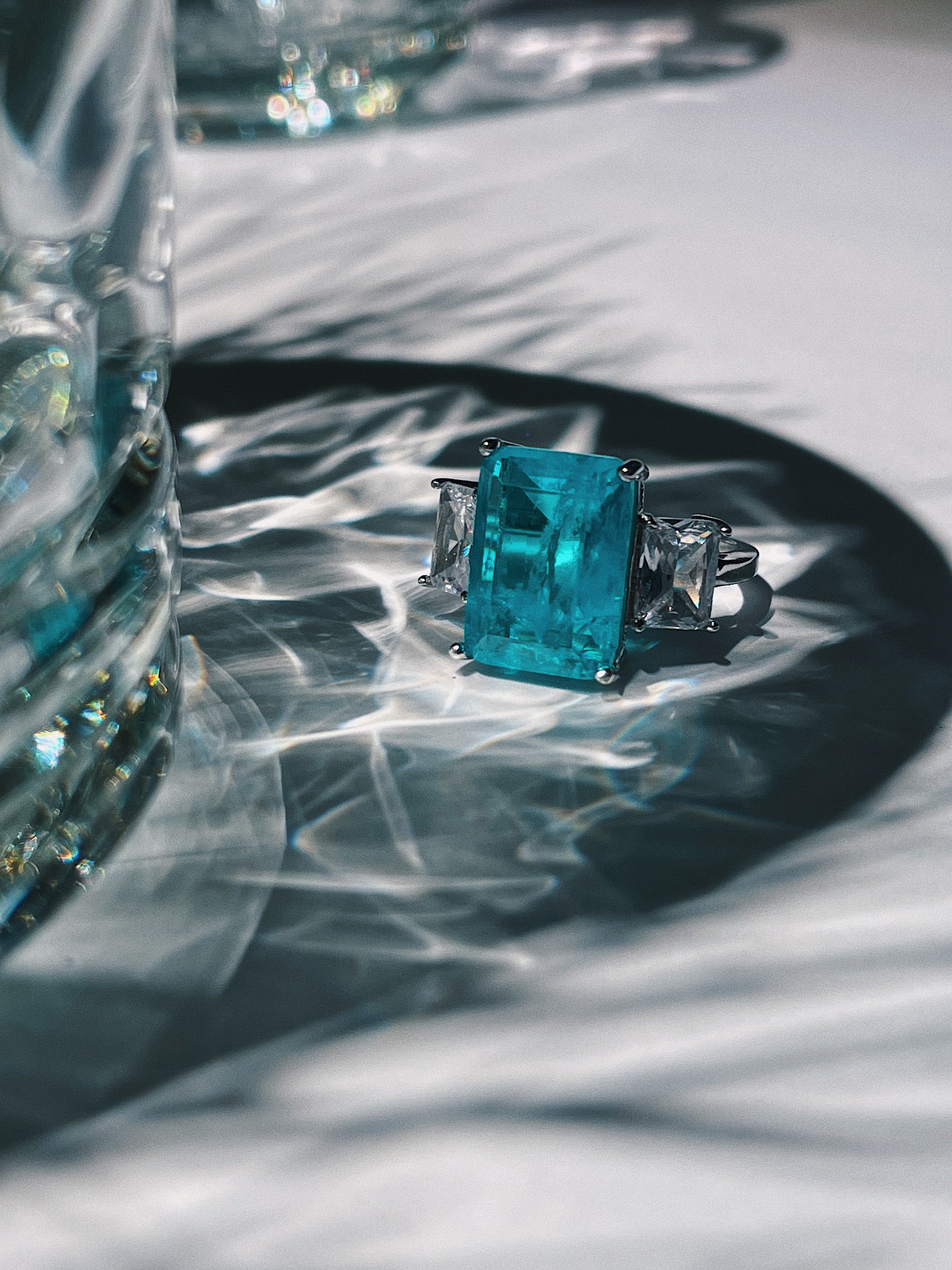 Кольцо из серебра 925 пробы, вставка - турмалин параиба.