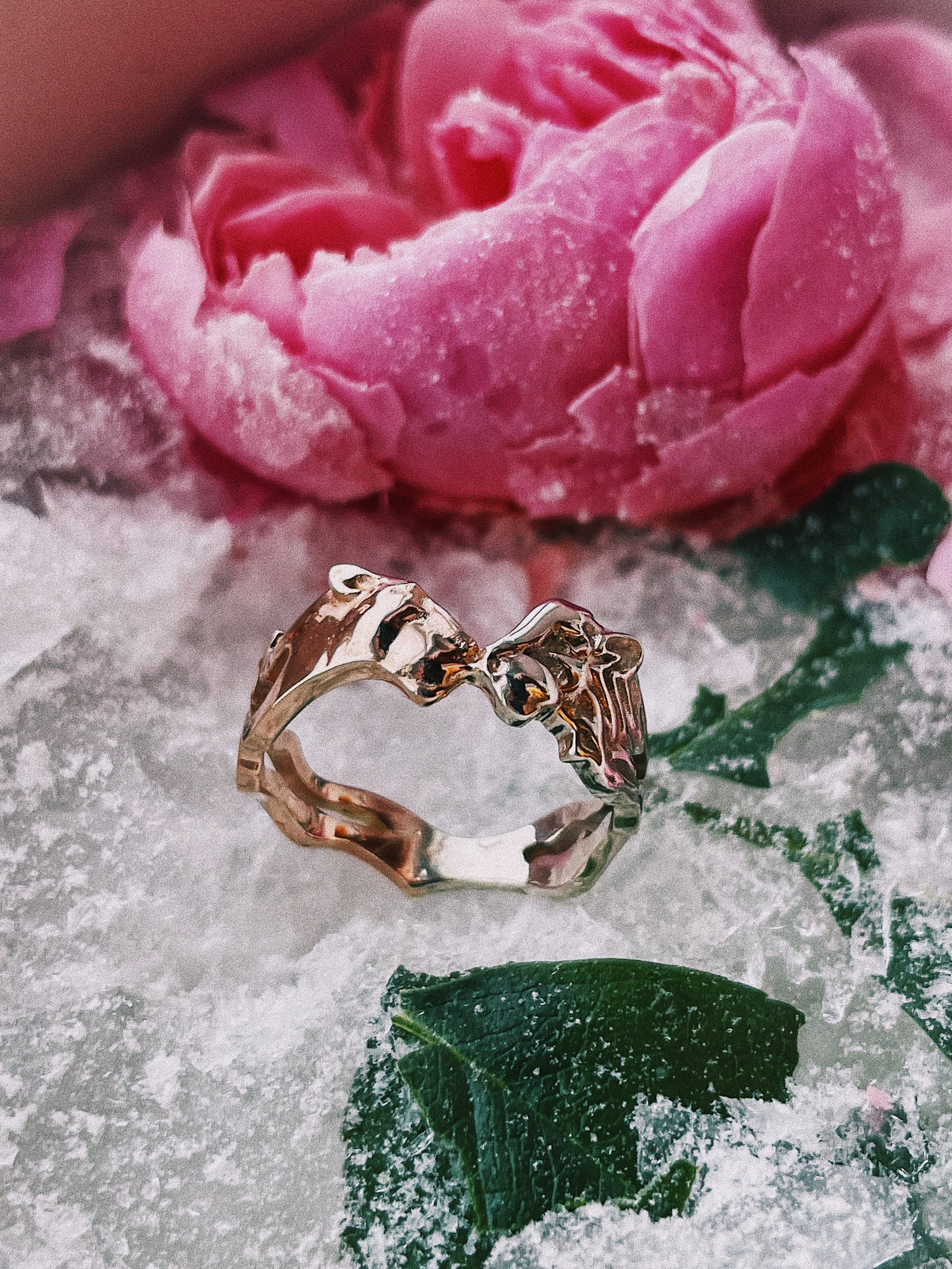 Обручальное кольцо из белого и красного золота. 