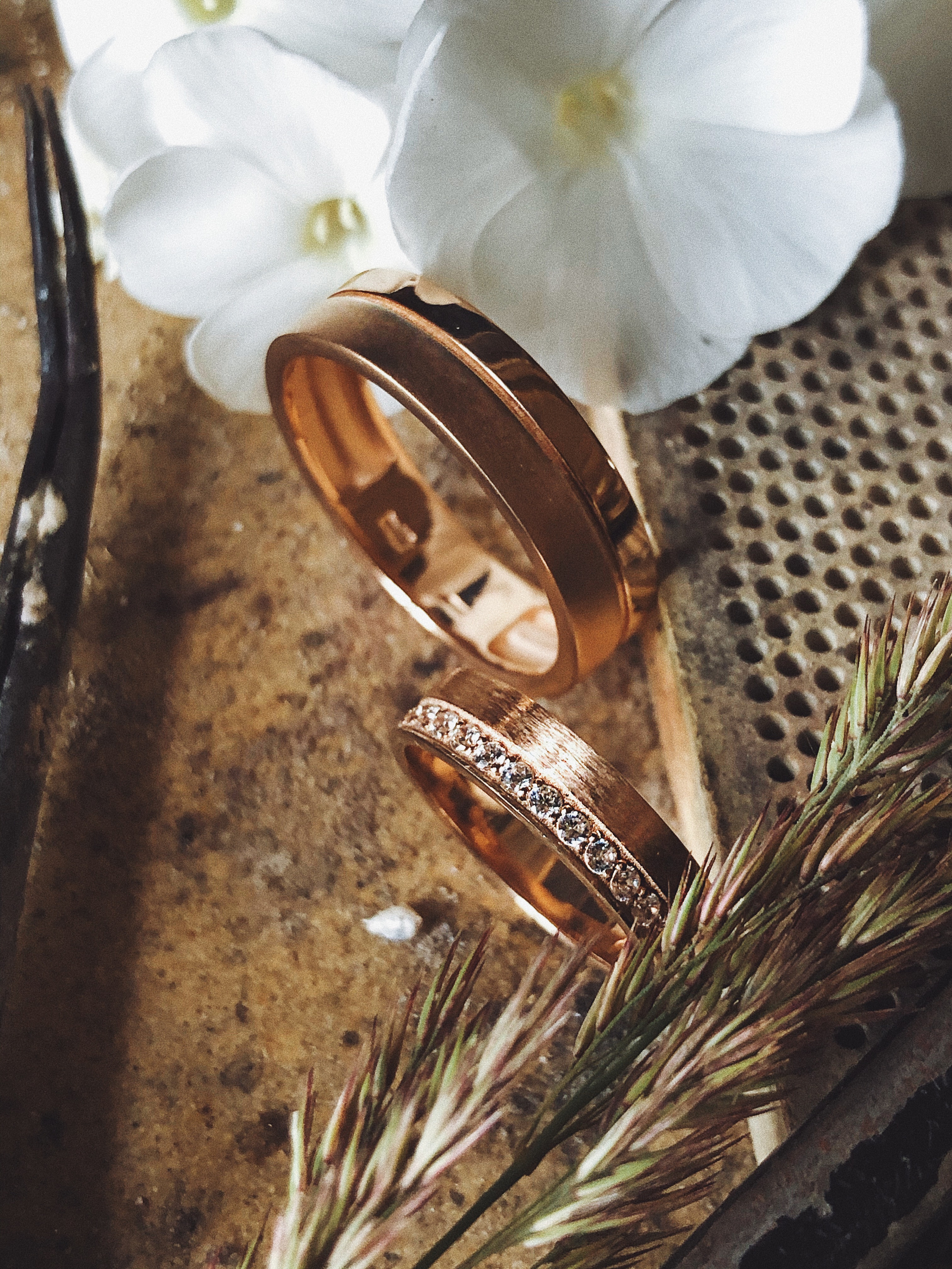 Переделанные обручальные кольца на годовщину свадьбы. Гравировка фамилии. Бриллианты. Материал клиента. 