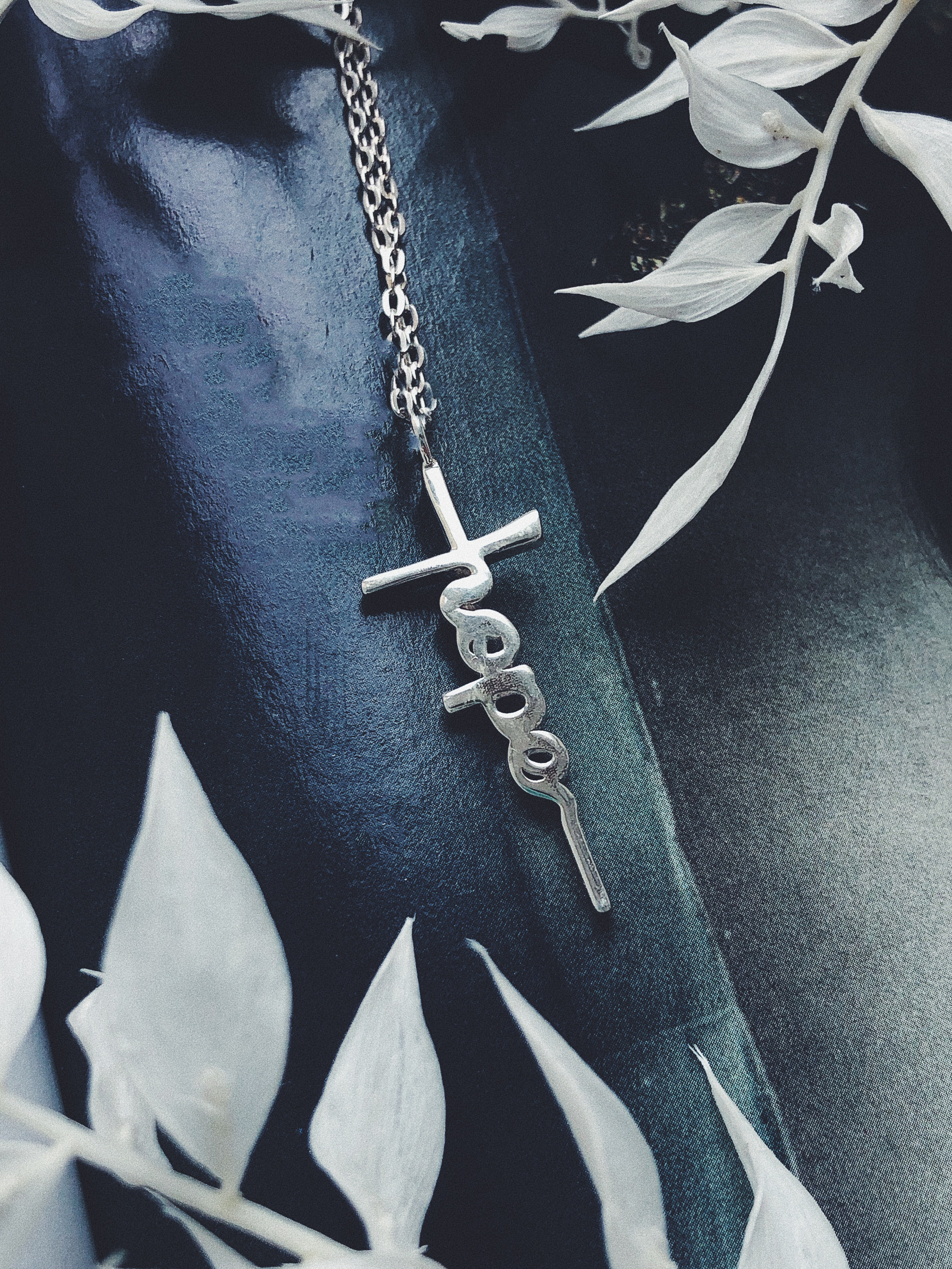 Крест "HOPE" из серебра 925 пробы, родирование. 