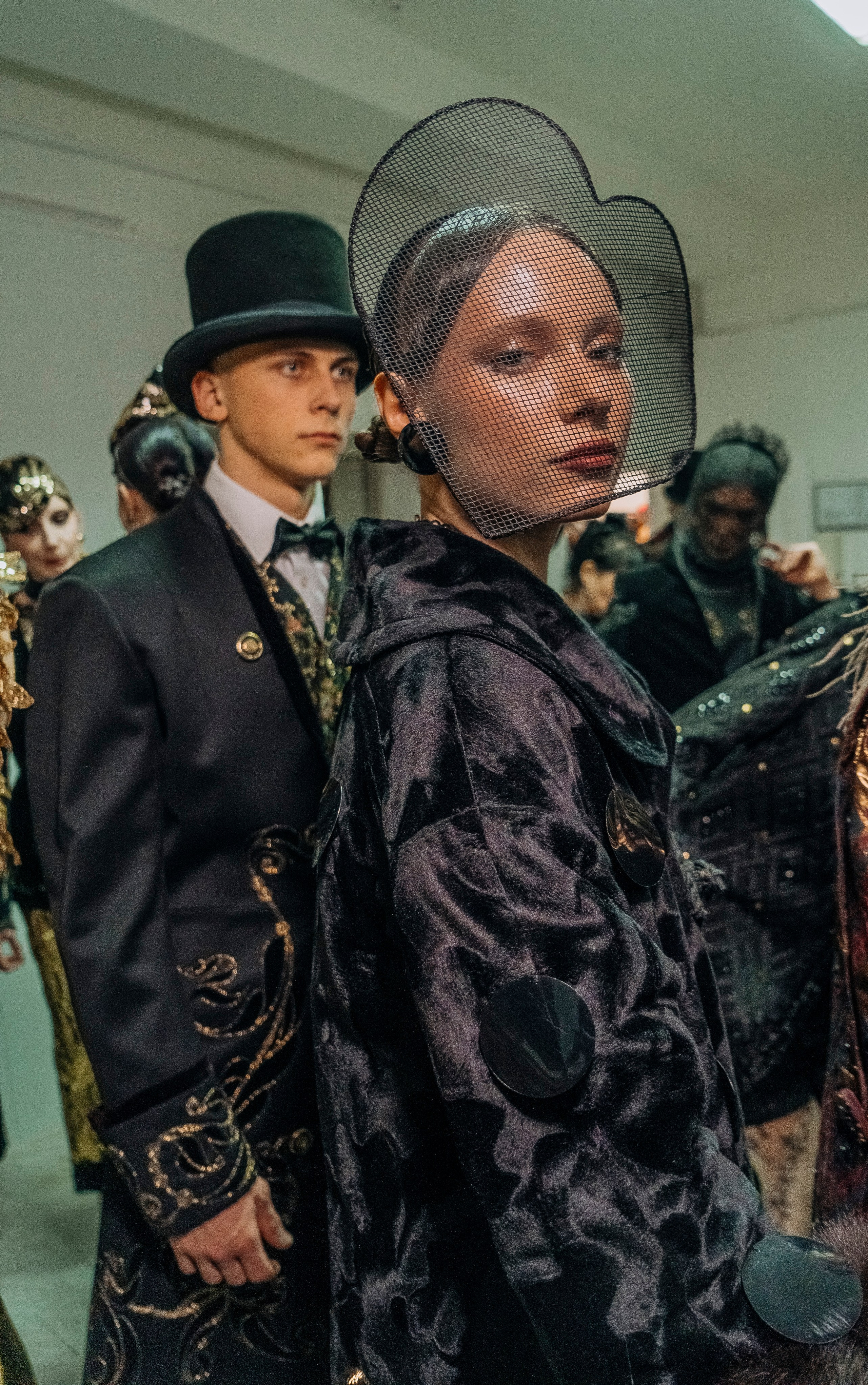 Возвращение легенды: Староновогодний показ Вячеслава Зайцева Больше: https://sinonim.org/improve#res. Профессиональный портретный фотограф в Москве Владимир Глаголев