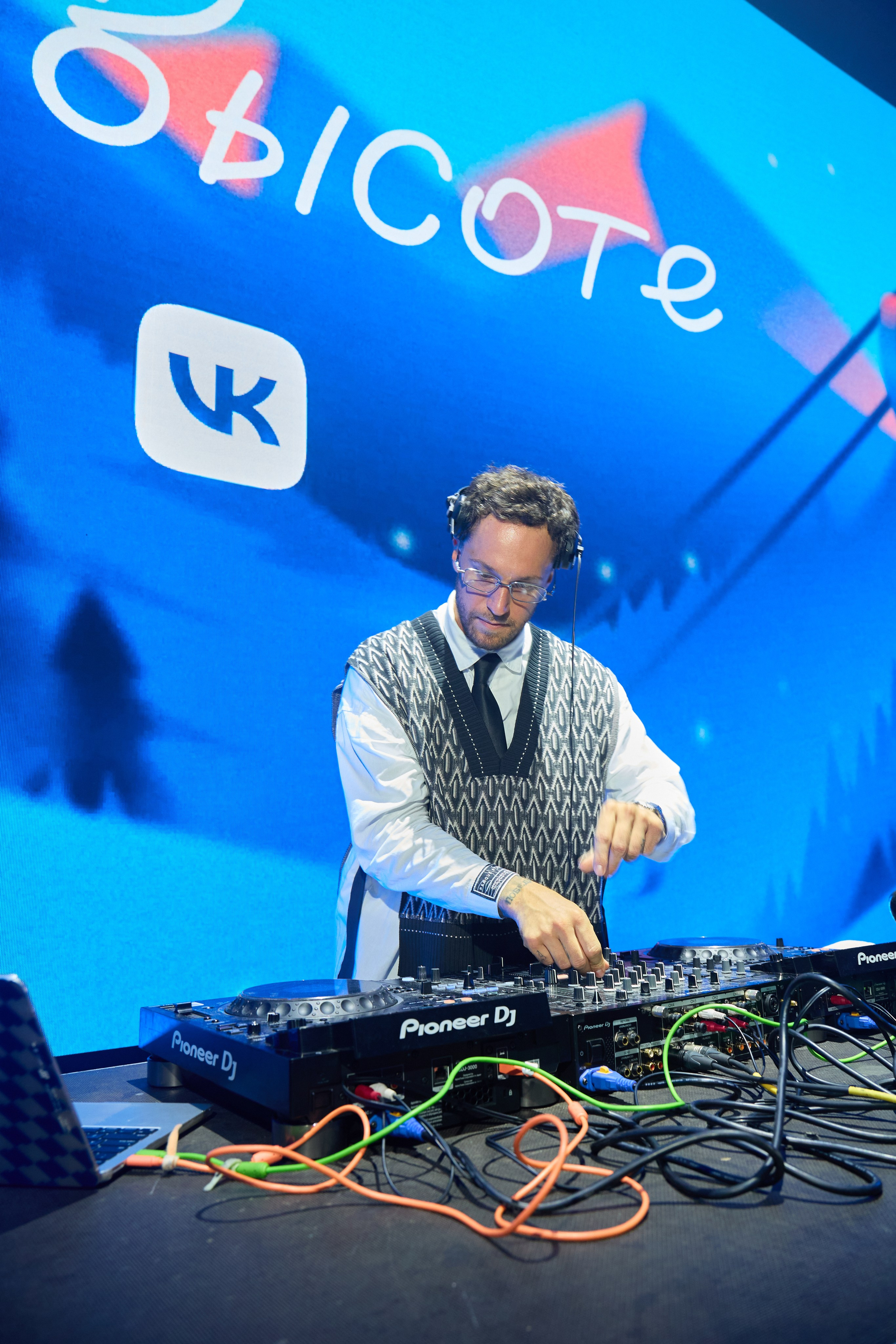 VK «На высоте» х Гарик Харламов. Svyatoslav Lebedev | Advertising photographer — Commercial shooting, Art direction, AI integration