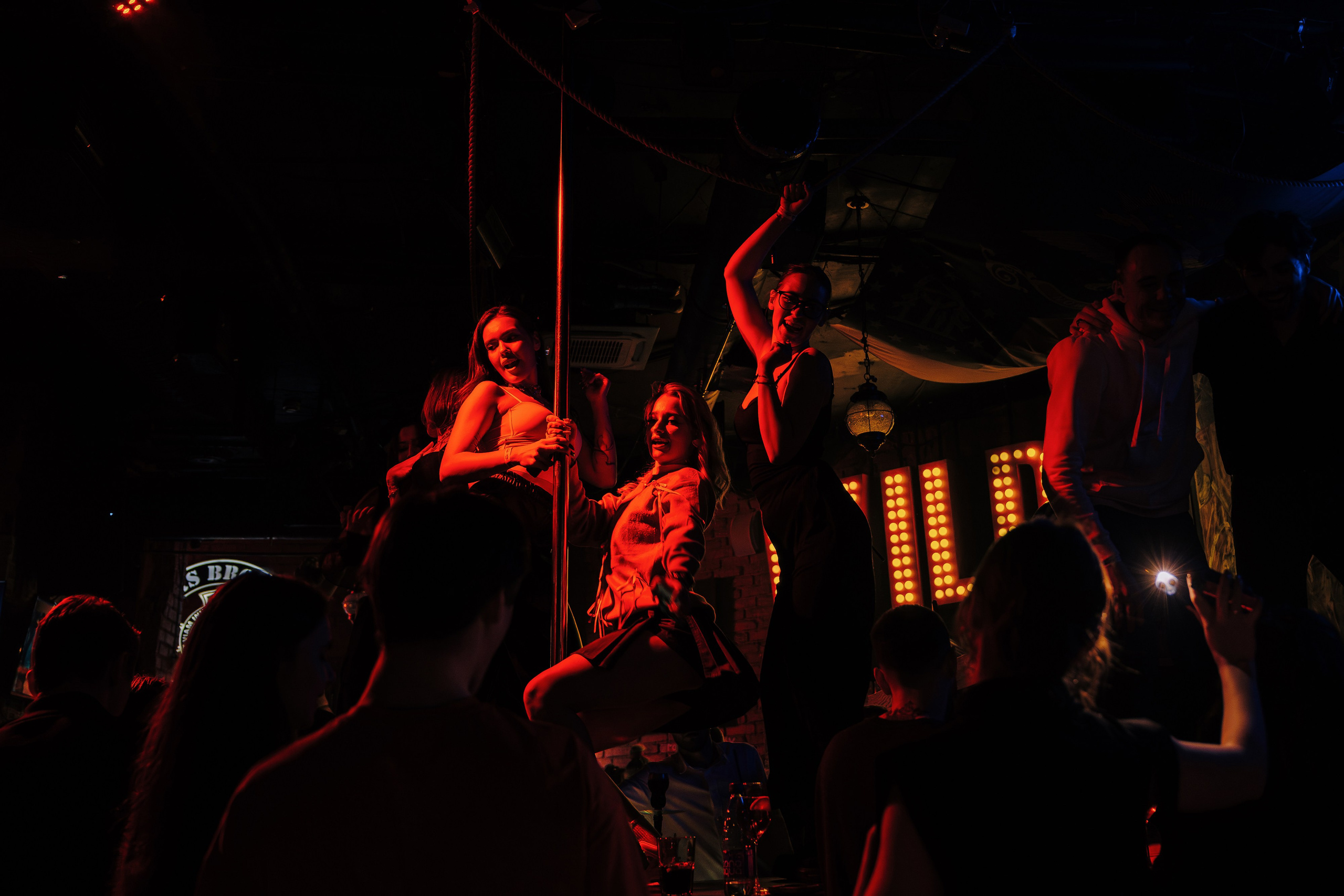 20 ЛЕТ МЕГАПОЛИС ЧЕЛЯБИНСК ХЕДЛАЙНЕР ЕЛКА. Репортажный фотограф Зуев Роман г. Челябинск