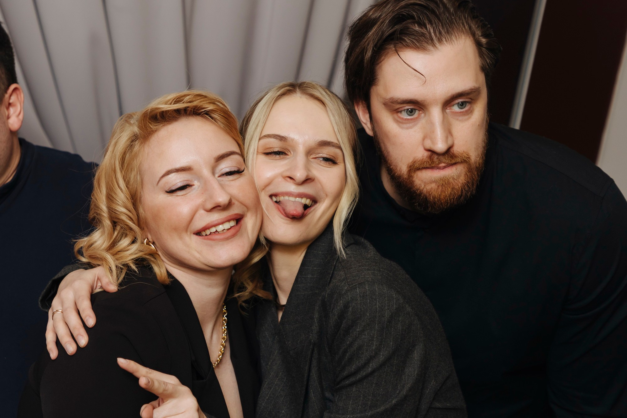 где купить свадебный букет, какой подарок подарить на свадьбу, свадебное платье где купить спб, свадебный салон, актуальные свадебные платья 2025, костюм для жениха, какой ресторан выбрать спб, отель для свадьбы