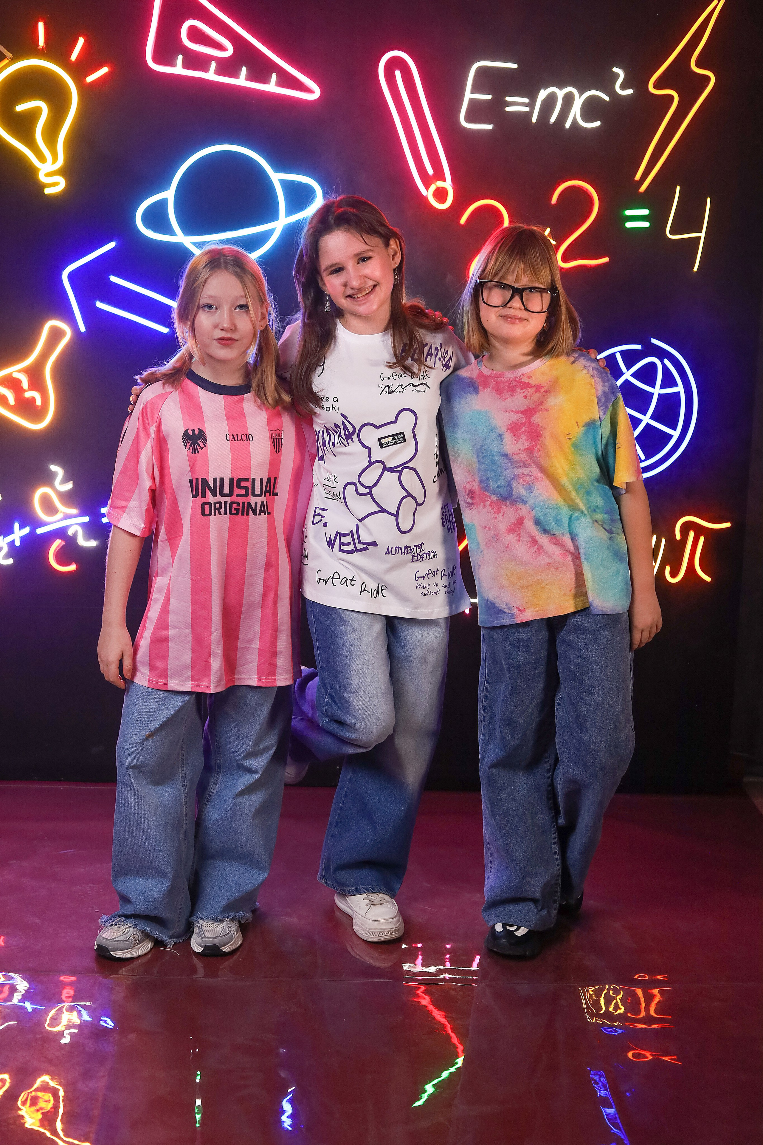 Выпускной альбом "Неон". Выпускные альбомы в Тюмени для школ, садов, вузов спортивных секций