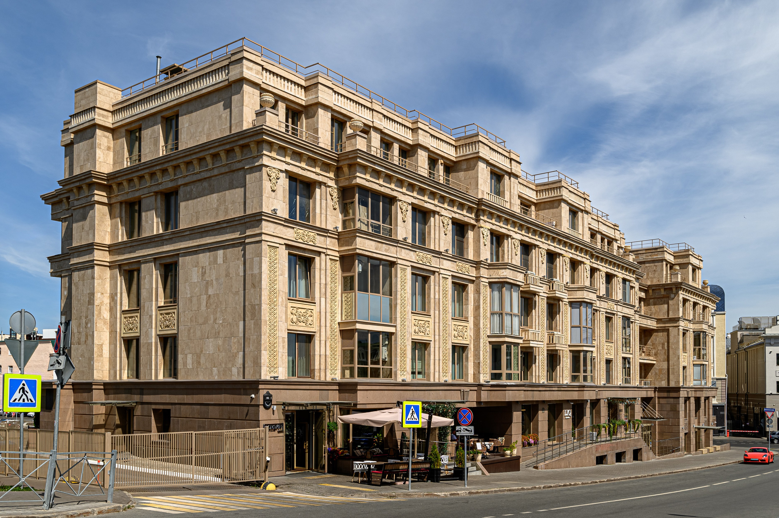 Архитектурная фотография здания Odette в Казани, с углового ракурса