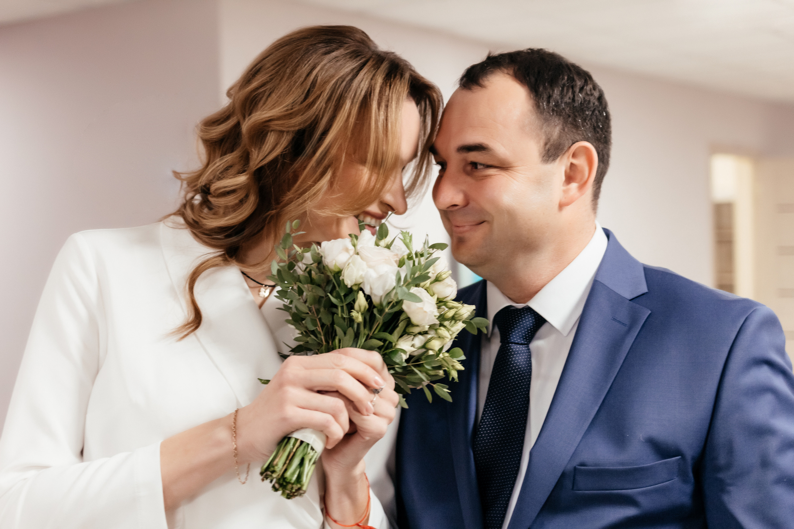 Романтический портрет невесты и жениха с букетом в руках