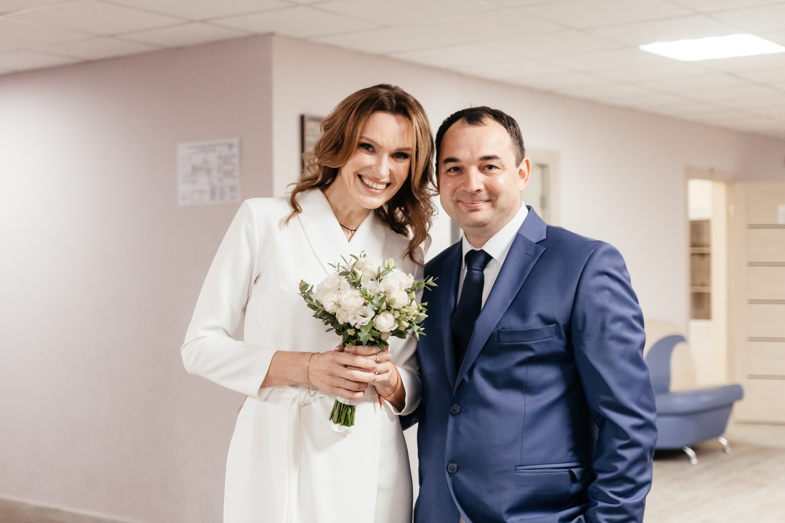 Жених обнимает невесту