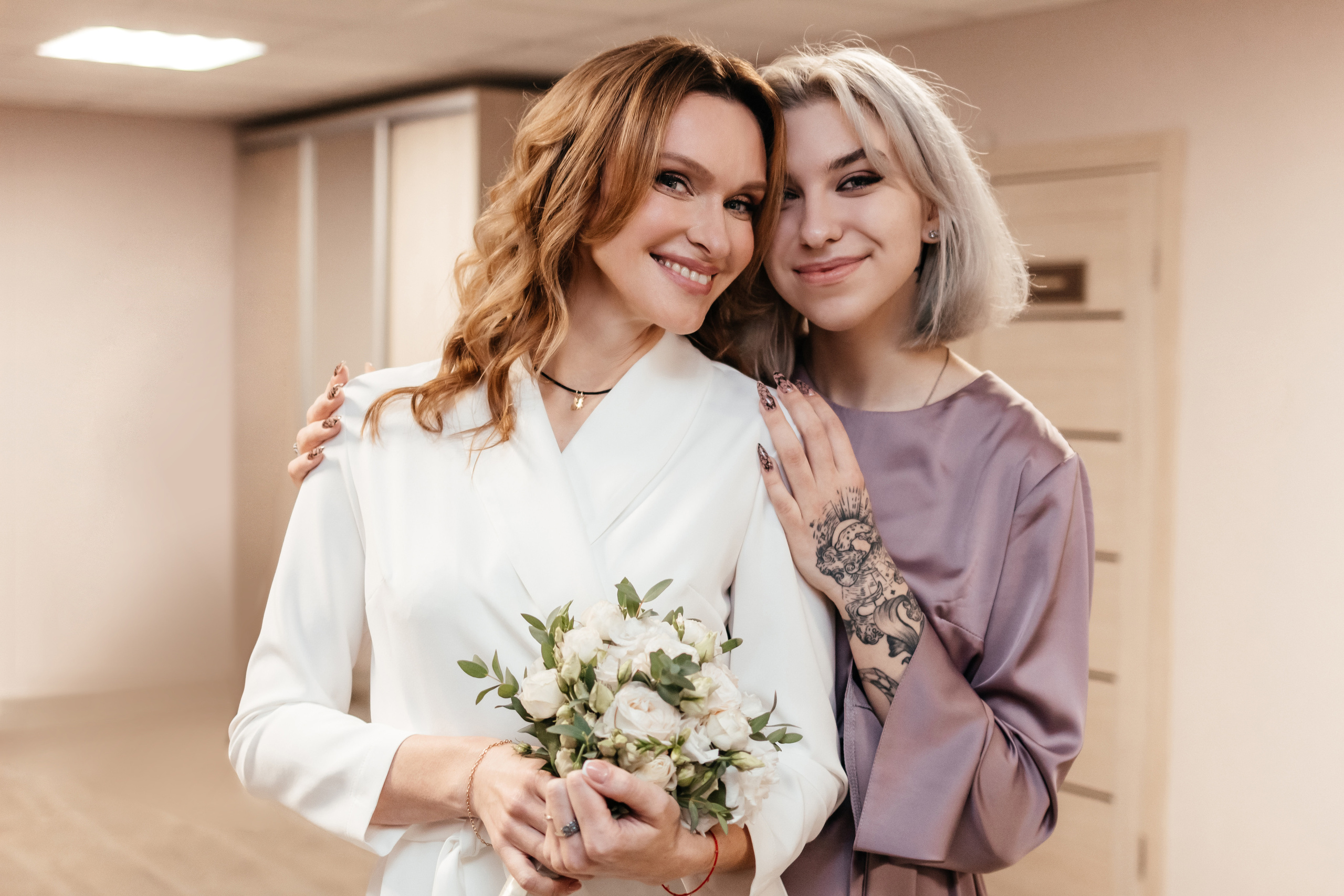 Романтический портрет невесты с букетом в руках