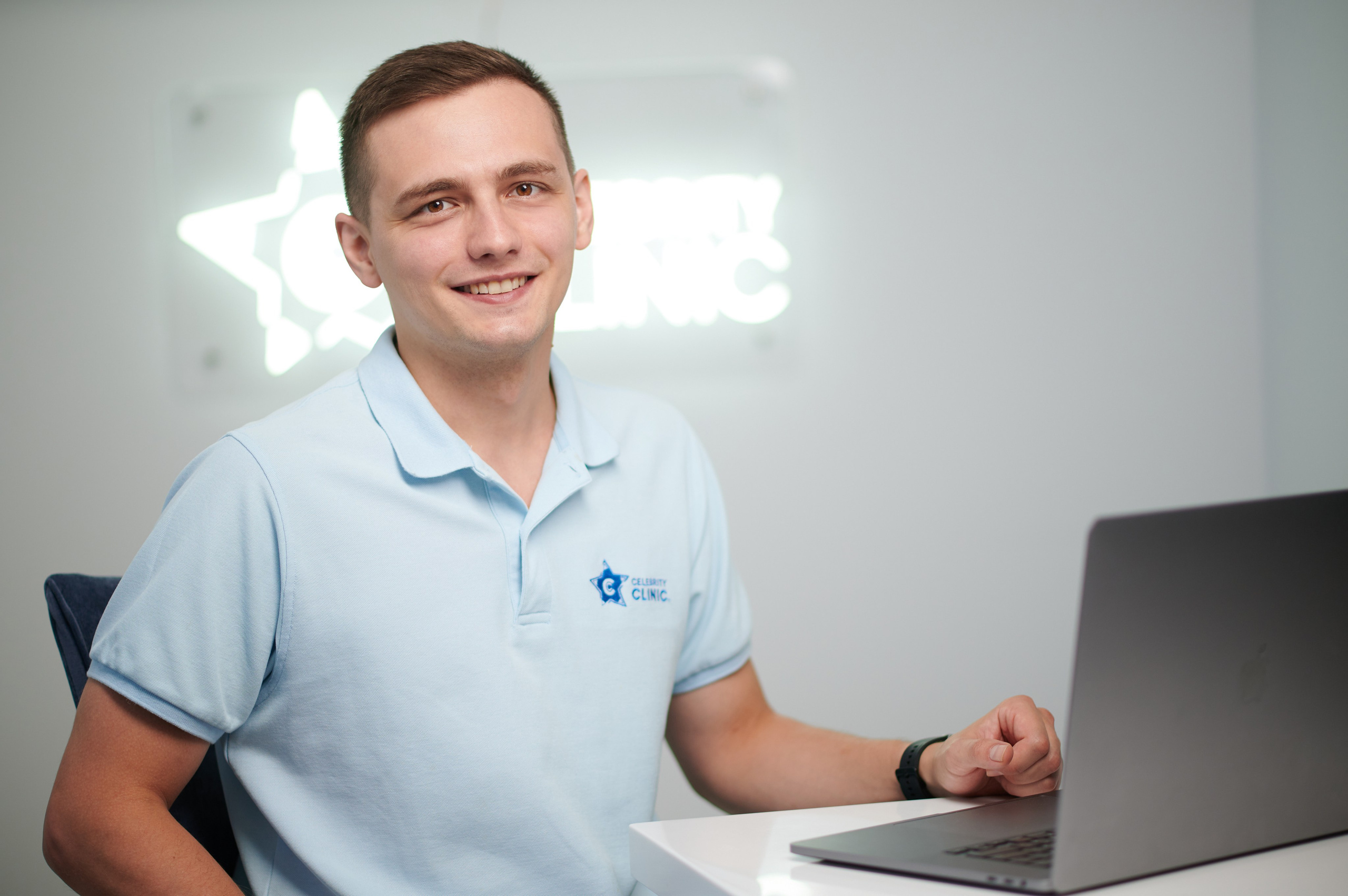 Профессиональный портрет стоматолога в современном кабинете. Съемка персонала для сайта клиники Нижний Новгород