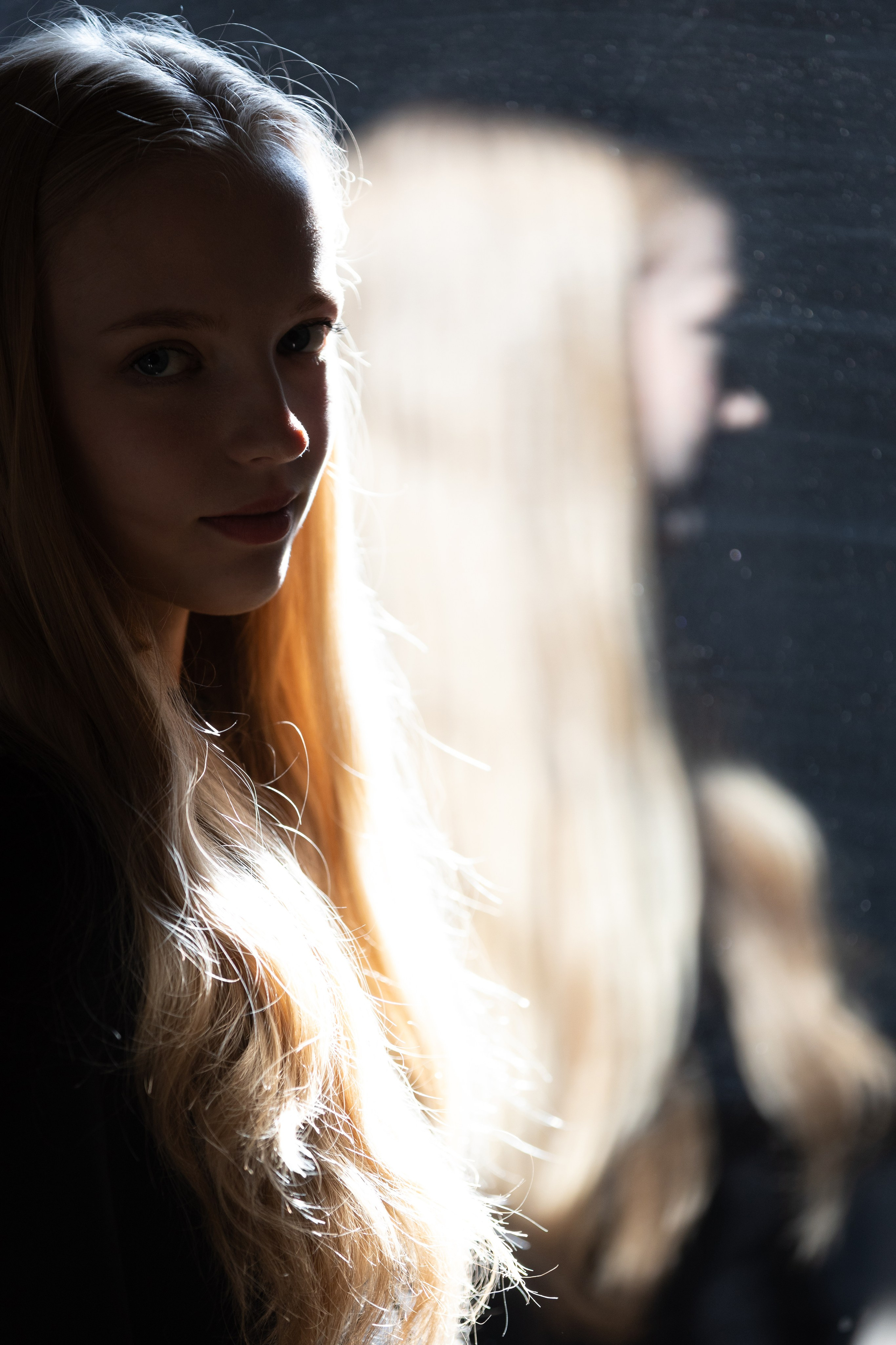 фото портрет красивой девушки с отражением от стекла