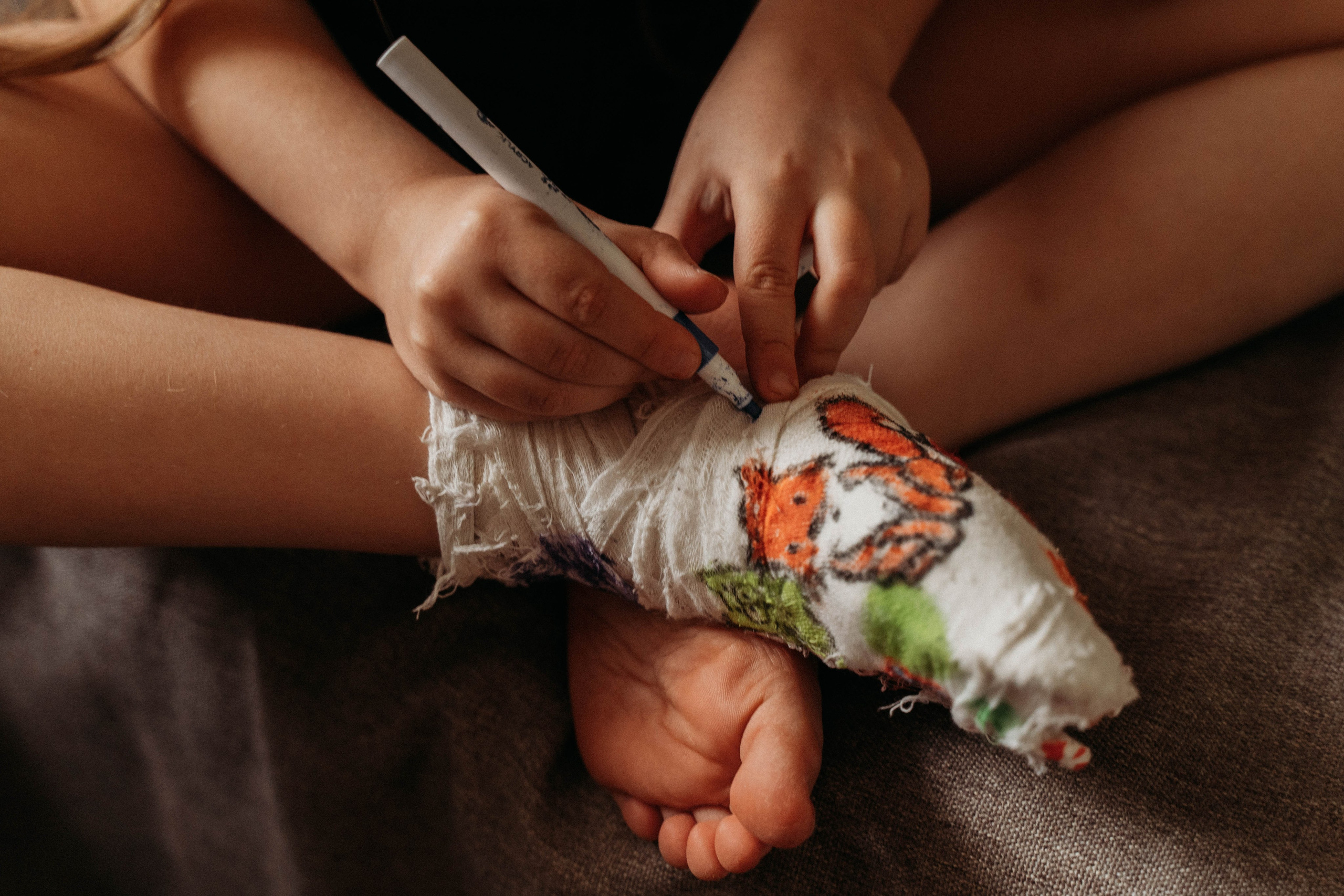 Устя и гипс. Семейный фотограф в Москве Алёна Шестунова