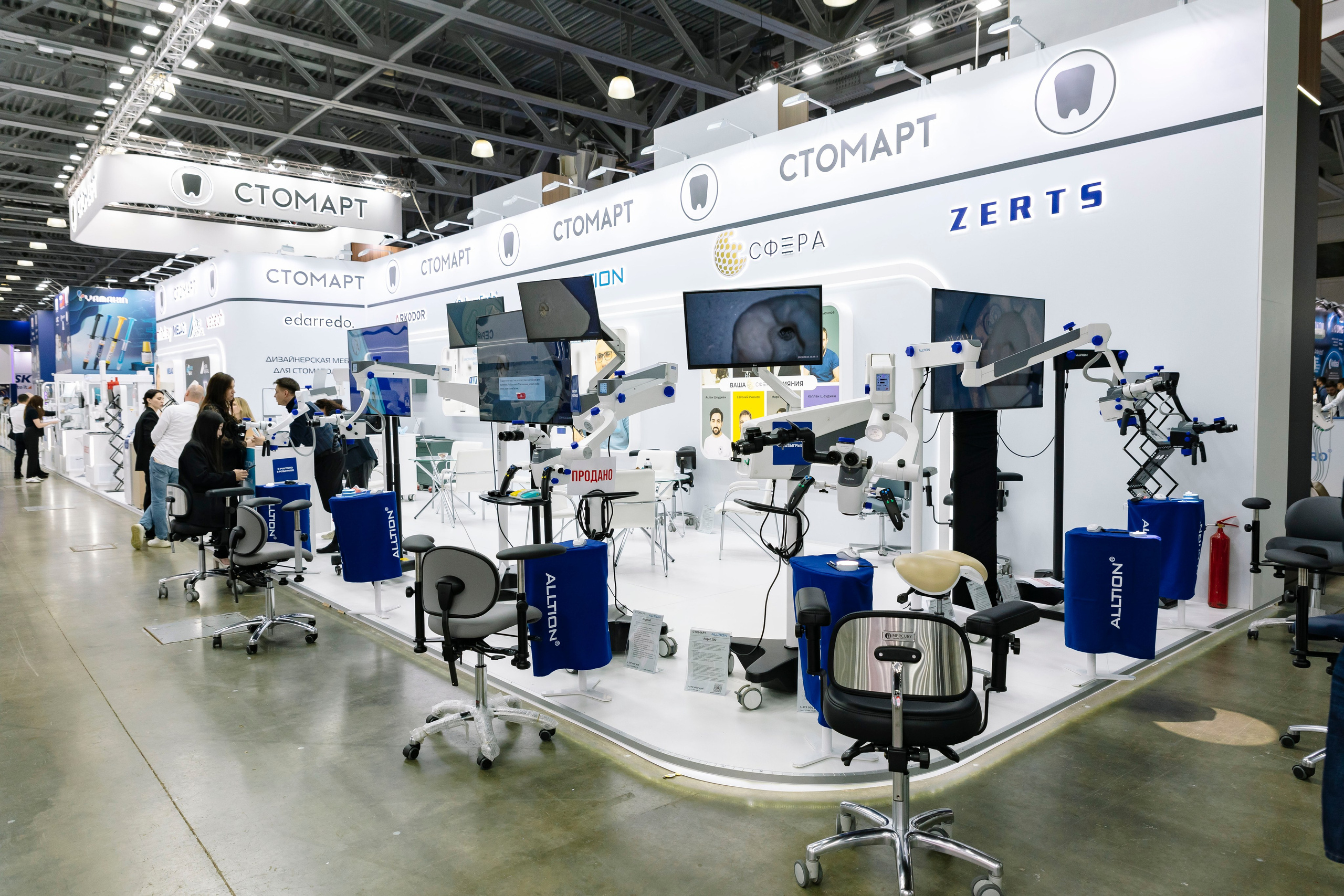 Стоматологическая выставка Dental Salon 2026. Профессиональный фотограф в Москве | Заказать фотосессию и съемку