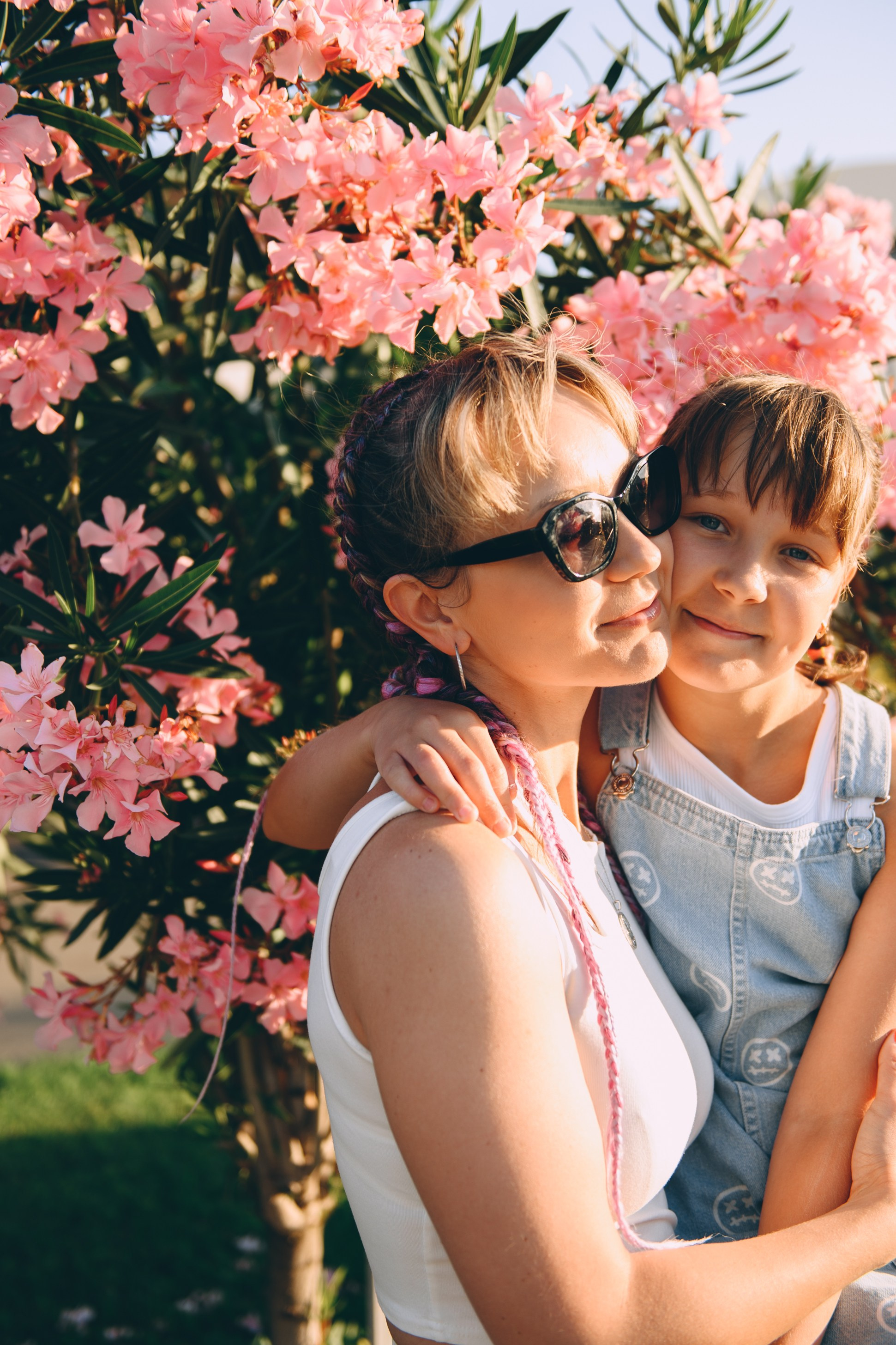 Мама и дочка, рассвет на пляже Бархатные Сезоны. Свадебный и семейный фотограф София Невская