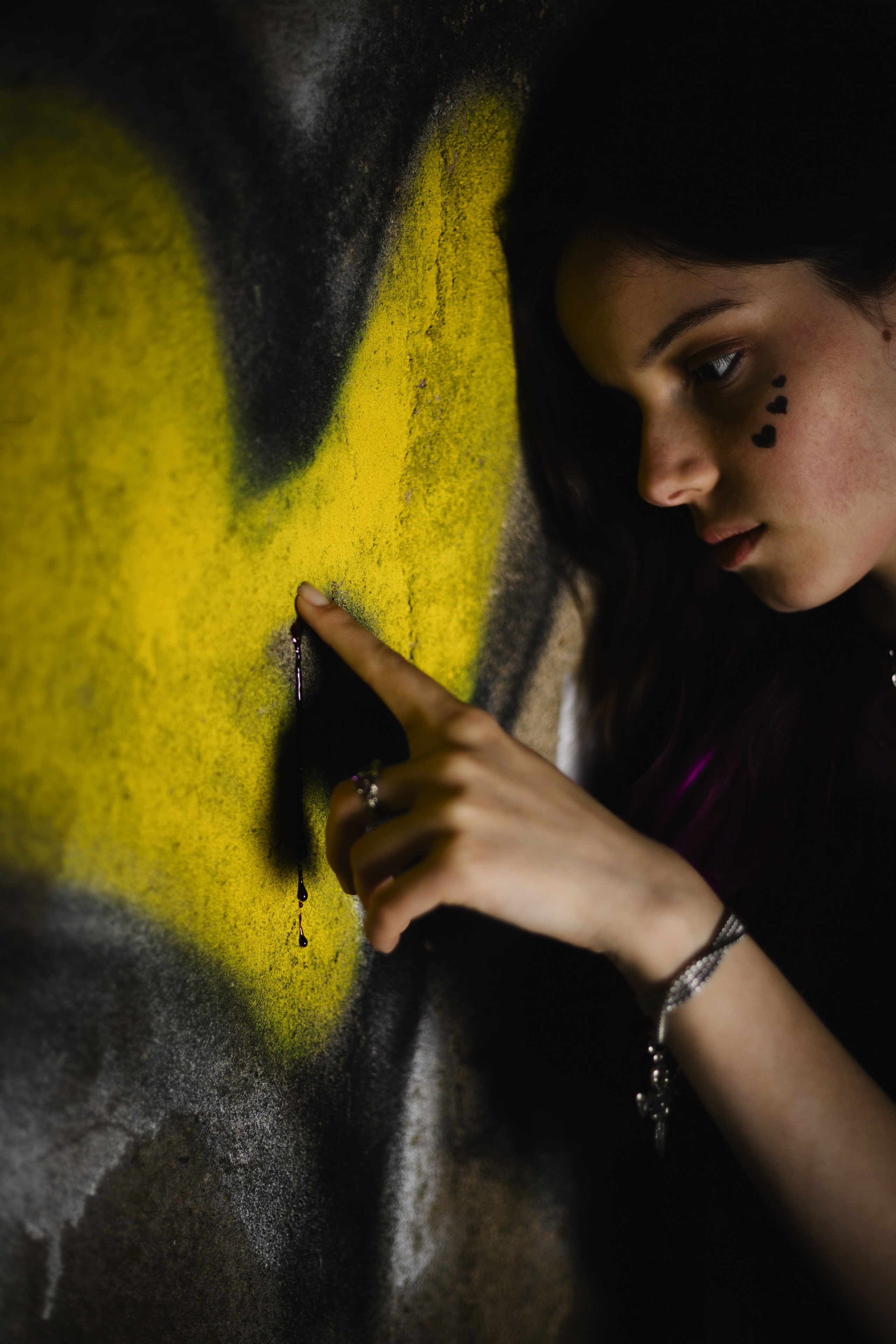 Модель: Лидия Леймон. Фотограф - Николай Мокрицкий. Импровизионаня фотосессия, в заброшенном здании. Креативная ночная фотосессия. Молодая девушка в образе неформалки. Темные волосы с фиолетовой прядью, полосатые чулки, ботинки. Зажигалка, кровь, горящий факел, огонь – атмосферное заброшенноге здания. Факел, Девушка, молодая девушка, Альтушка, Фотосеесия, Подросток, Крашенные волосы, Сигарета, Кровь, Позировка, Потрет