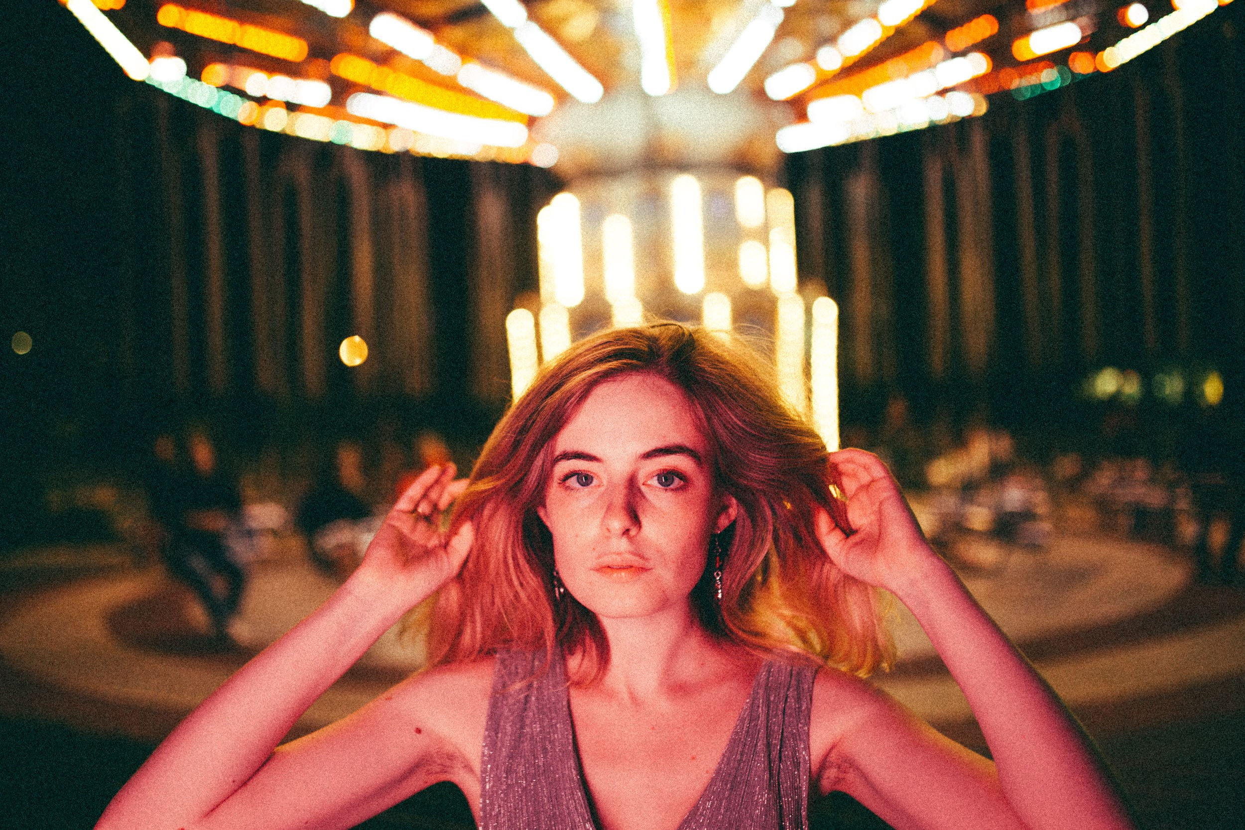 Девушка на прогулке в парке развлечений