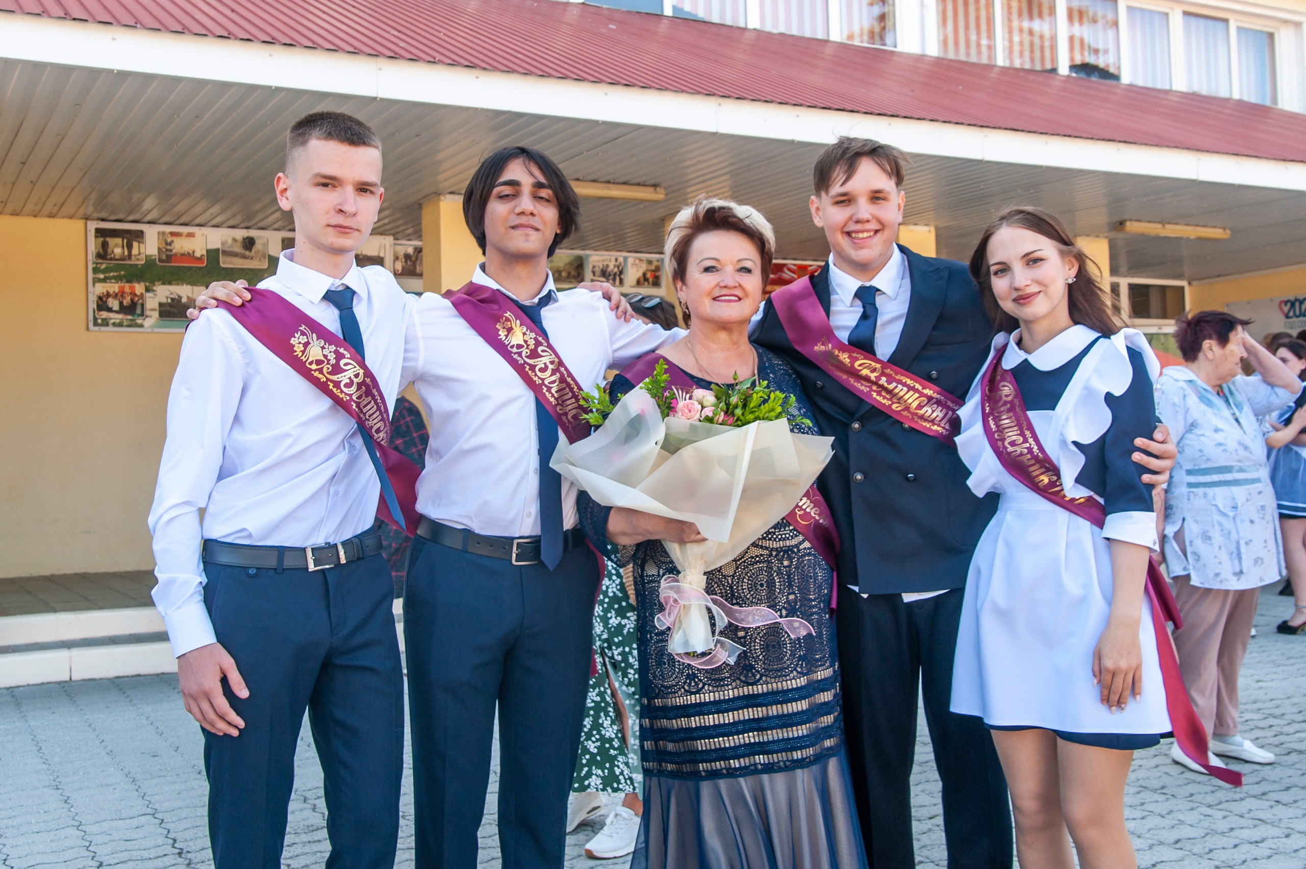 Последний Звонок МАОУ СОШ № 17 им. Эдуарда Есаяна — Архипо-Осиповка. Свадебный и семейный фотограф Денис Лукьянов в Краснодаре, Краснодарском крае и Республике Крым